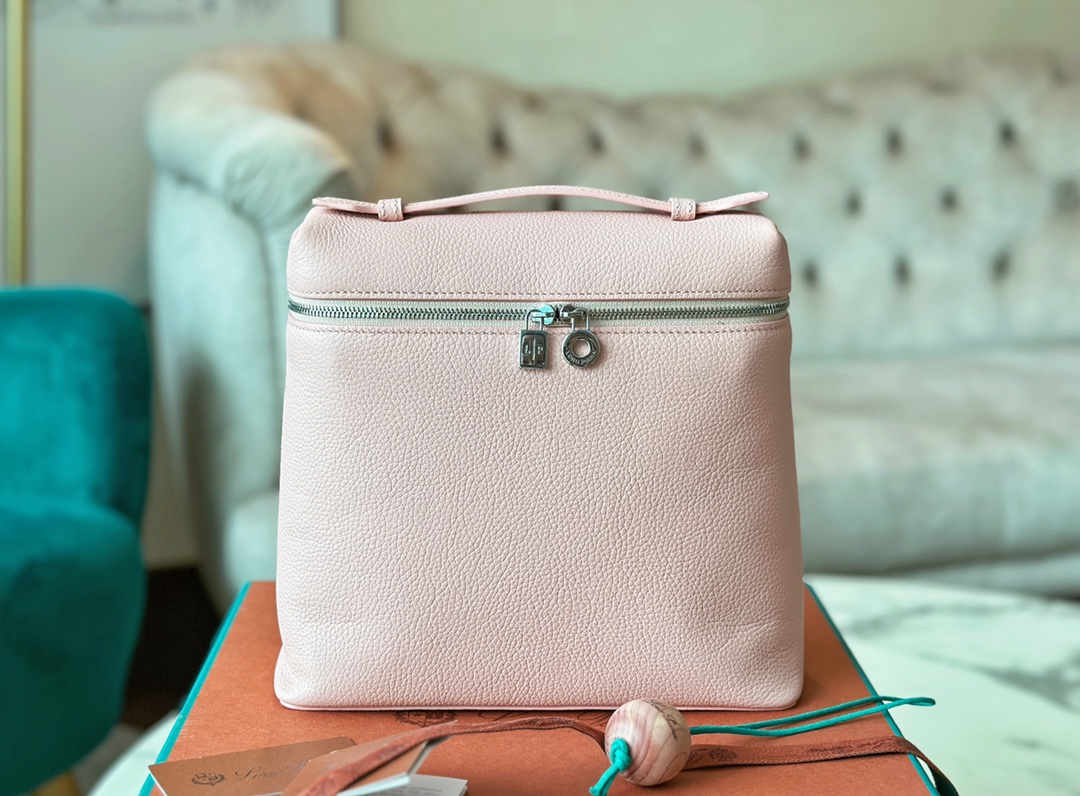 NO:187090,Superior loro piana Nouo Pianya Backpack (top all-steel version) Italian imported calfskin cherry blossom powder silver buckle Original imported all-steel hardware Size: 23×21×8 cm, DG, Dolce&Gabbana, loro piana, cowhide19860909特级 loro piana诺悠翩雅 双肩包（顶级全钢版本） 意大利原厂进口小牛皮 樱花粉 银扣 原厂进口全钢五金 对版zp 尺寸 : 23×21×8 cm,DG,Dolce&Gabbana,loro piana,cowhide,Bag