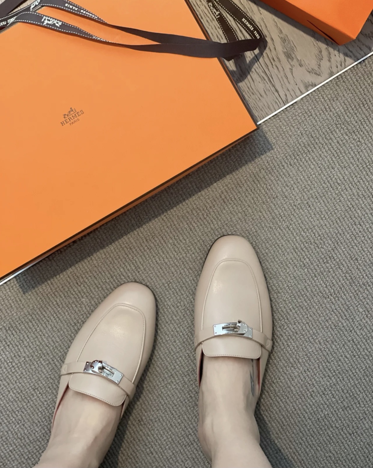 NO:253905,.s new magical single product super popular H brand Kelly button mules/baotou half slippers, the key point is that they are too good to look good, half-drag, slippers19860909.s新推神仙单品超级火爆的H牌Kelly扣穆勒鞋/包头半拖鞋,重点是颜值太高了,半拖,slippers,Women's Shoes