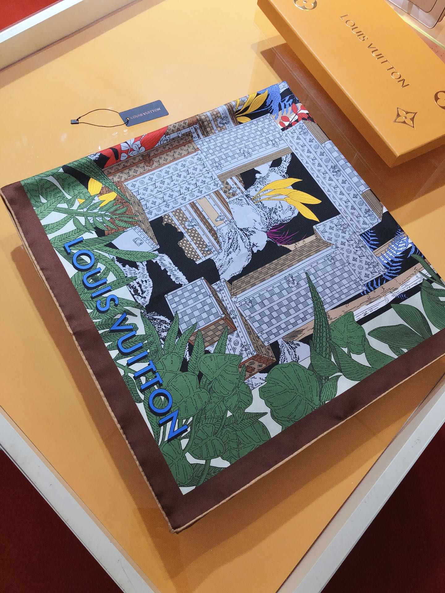 NO:176603,SLV2333 original single Lv counter for sale [Enchanted Forest box making history] 90cm silk square scarf. The square scarf goes back to Louis Vuitton's box making history and tells a fascinating brand story. The brand hard boxes form a step upward, leading to the lush and sun-covered dense forest land. It can embellish any shape!  Good goods are not waiting for others, if you like it, you can't miss it [Ingredient size 90X90cm Twill silk] High-version scarf, High-version scarf, Chanel, louis vuitton, louis vuitton, real silk19860909SLV2333原单Lv专柜在售【Enchanted Forest 制箱历史】90cm真丝方巾,方巾回溯路易威登的制箱历史,讲述一则引人入胜的品牌故事繁茂枝叶掩映间,品牌硬箱组成一段上升阶梯,通向葳蕤蔽日的密林奇境.可为任意造型点缀纷繁一笔！好货不等人,喜欢就不能错过哦【成分尺寸90X90cm 斜纹真丝】高版本围巾,高版本围巾,chanel,louis vuitton,louis vuitton,real silk,scarf