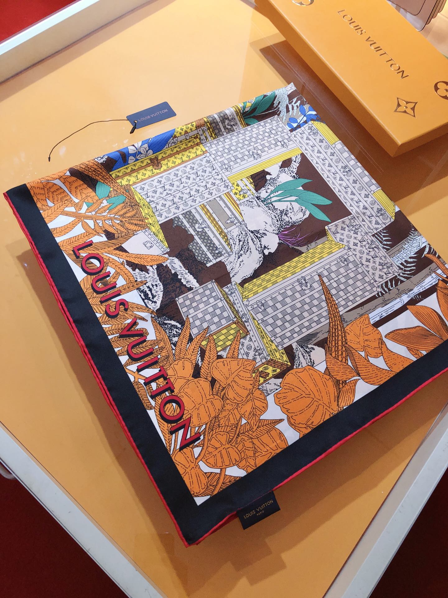 NO:175911,SLV2333 original single Lv counter for sale [Enchanted Forest box making history] 90cm silk square scarf. The square scarf goes back to Louis Vuitton's box making history and tells a fascinating brand story. The brand hard boxes form a step upward, leading to the lush and sun-covered dense forest land. It can embellish any shape!  Good goods are not waiting for others, if you like it, you can't miss it [Ingredient size 90X90cm Twill silk] High-version scarf, High-version scarf, Chanel, louis vuitton, louis vuitton, real silk19860909SLV2333原单Lv专柜在售【Enchanted Forest 制箱历史】90cm真丝方巾,方巾回溯路易威登的制箱历史,讲述一则引人入胜的品牌故事繁茂枝叶掩映间,品牌硬箱组成一段上升阶梯,通向葳蕤蔽日的密林奇境.可为任意造型点缀纷繁一笔！好货不等人,喜欢就不能错过哦【成分尺寸90X90cm 斜纹真丝】高版本围巾,高版本围巾,chanel,louis vuitton,louis vuitton,real silk,scarf