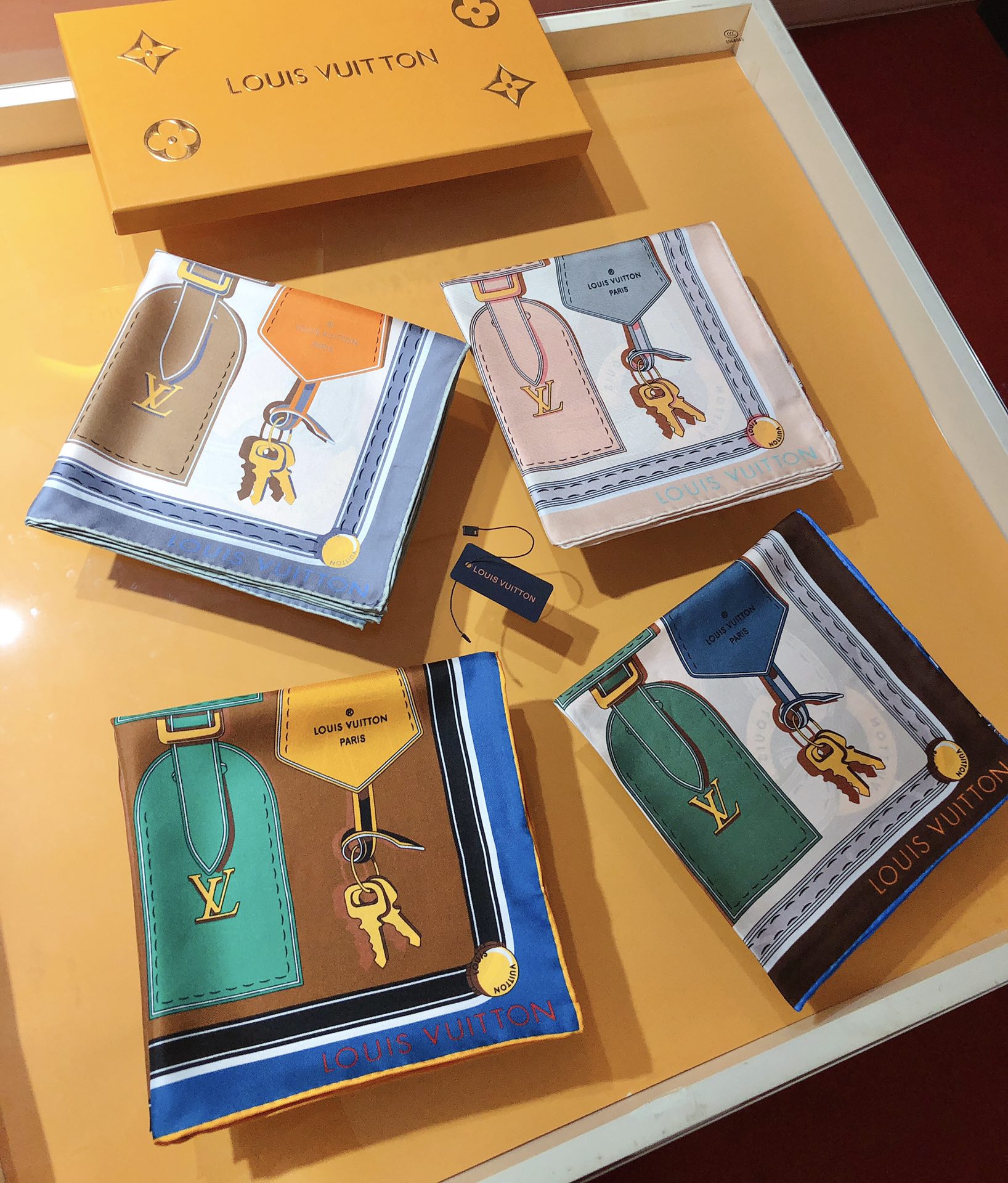 NO:172333,SLV2332 Original single Lv [TAG ME luggage tag] 90cm silk square scarf, focusing on Louis Vuitton's travel heritage and adventure spirit, depicting traditional luggage tag patterns in warm colors, presented on Monogram patterns and simple backgrounds respectively. The top twill silk material is made of pure hand-made curled edges, full of luxury. The new counter fabric pursues the shape, and the feel is crisp. The color matching of high-end designers takes into account the upper body effect and color saturation. The color is fresh, rich and exquisite and has a celebrity temperament!  Good goods are not waiting for others, if you like them, you can’t miss them!  Quickly break the order [Ingredient size 90X90cm Twill silk], high-version scarf, louis vuitton, louis vuitton, real silk19860909SLV2332 原单Lv【TAG ME行李牌】90cm真丝方巾,聚焦路易威登的旅行传承和冒险精神,以温馨色彩描绘传统行李牌图案,分别呈现于 Monogram 图案和朴素背景之上.顶级斜纹真丝材质纯手工卷边,轻奢感十足 专柜新款面料追求造型,手感挺括,高端设计师配色均考虑上身效果和色彩饱和度,色泽新鲜浓郁非常精致又有名媛气质！好货不等人,喜欢就不能错过哦！快快砸单来吧【成分尺寸90X90cm 斜纹真丝】,高版本围巾,louis vuitton,louis vuitton,real silk,scarf