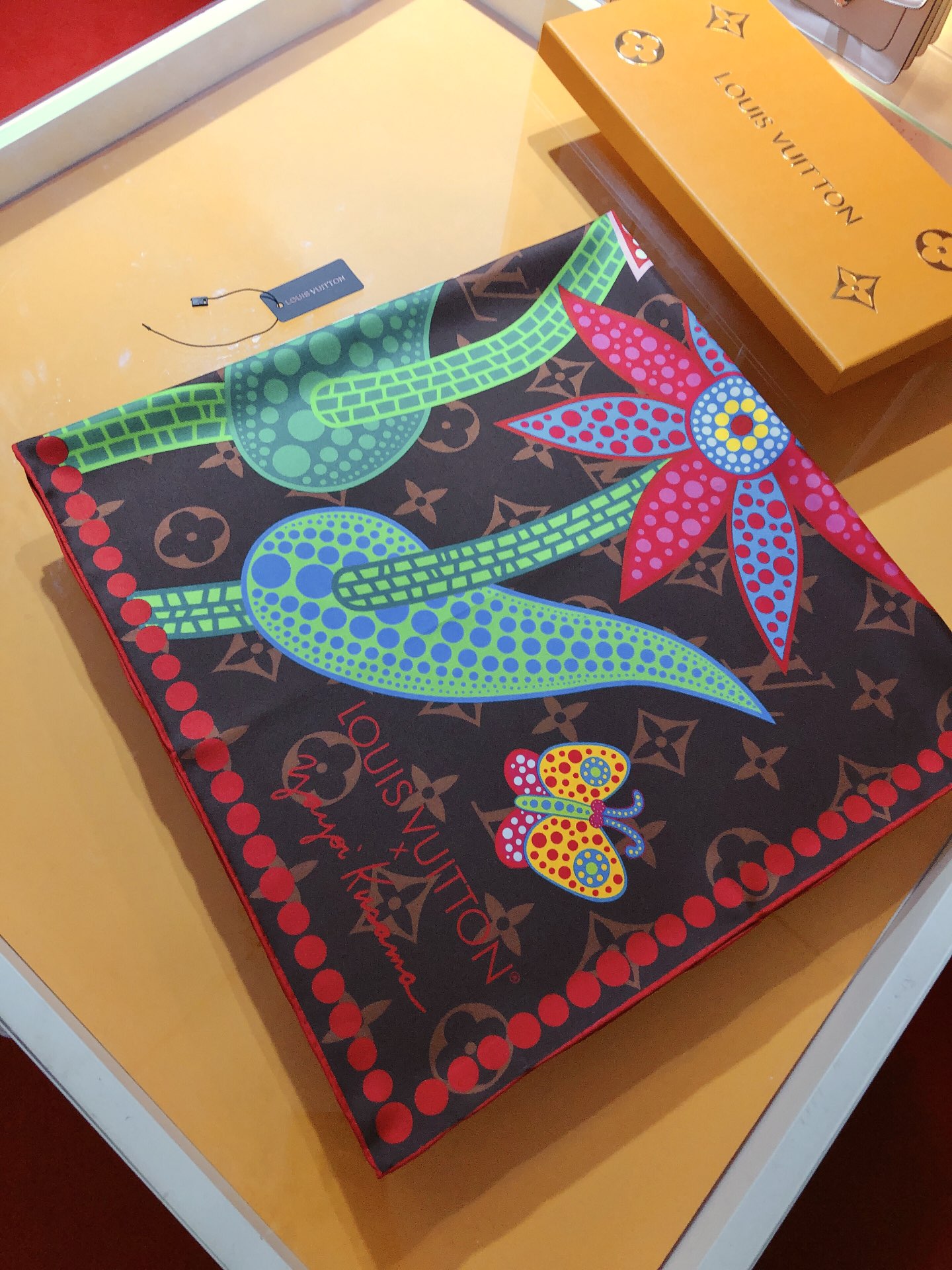 NO:172337,SLV2328 original single Lv【LV x YK FLOWERS】 square scarf 90cm version, Louis Vuitton x Yayoi Kusama collaborative series launches this LV x YK Flowers mulberry silk scarf that combines creative spirit and soft charm, commemorating the brand's reunion with this well-known Japanese artist. The floral pattern is inspired by the classic elements in Kusama's works and is laid out on the colorful Monogram jacquard pattern background. The handmade curled edges and the cooperation series logo are rich in details. Mulberry silk is matched with handmade curled edges. Twill silk is made of pure handmade curled edges, and the light luxury and exquisite belt combines into a classic pattern. It not only matches the skin color but also versatile. The new high-end heavy twill silk counter model [Ingredient size 90X90cm Twill silk], high-end scarf, louis  vuitton,louis vuitton,real silk19860909SLV2328原单Lv【LV x YK FLOWERS】方巾90cm版,路易威登 x 草间弥生合作系列推出本款兼具创意灵性与柔婉韵味的 LV x YK Flowers桑蚕丝方巾,纪念品牌与这位知名日本艺术家的再度携手.花卉图案以草间弥生作品中的经典元素为灵感启发,铺陈于色彩斑斓的 Monogram 提花图案背景之上.手工卷边与合作系列标识丰富细节.桑蚕丝搭配手工卷边.斜纹真丝材质纯手工卷边,轻奢感十足精美皮带组合成经典图案 既衬肤色又百搭 高端重磅斜纹真丝专柜新款【成分尺寸90X90cm 斜纹真丝】,高版本围巾,louis vuitton,louis vuitton,real silk,scarf