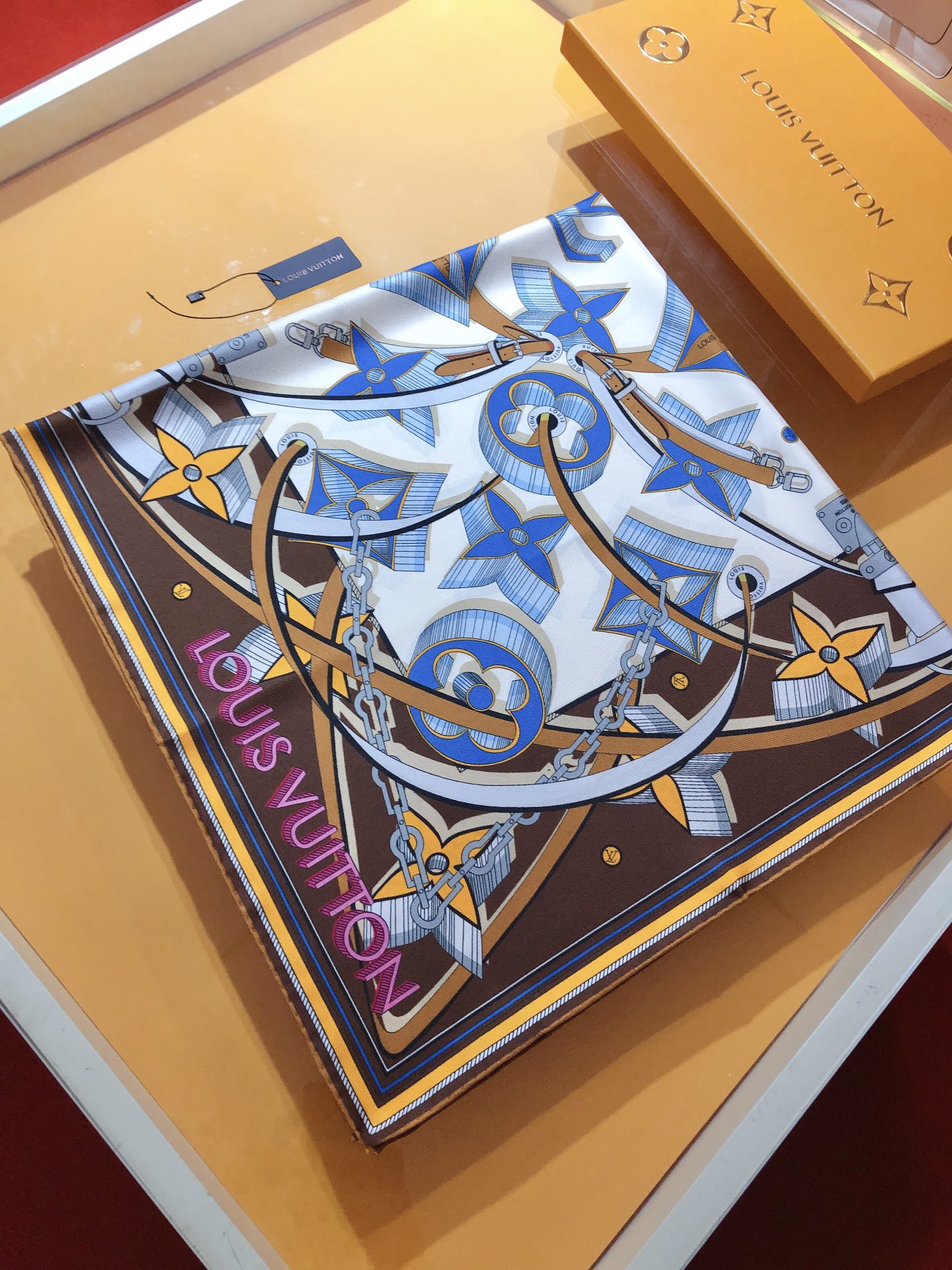 NO:170425,SLV2327 original single Lv [Ultimate 3D] square scarf 90cm version, recreating the classic elements of Louis Vuitton from a creative perspective. Monogram pattern is like a three-dimensional relief, and it overlaps with large Monogram flowers, aiming to attract the attention of brand fans. Mulberry silk is matched with hand-made curled edges. Twill silk is made of pure hand-made curled edges, and the light and luxurious feeling is exquisite belt combines into a classic pattern. It not only matches the skin color but also versatile. The new high-end heavy twill silk counter model [Ingredient size 90X90cm Twill silk], high-end scarf, louis vuitton, louis vuitton, real silk19860909SLV2327原单Lv【Ultimate 3D】方巾90cm版,以创意角度再现路易威登的经典元素.Monogram 图案恰似立体浮雕,与大号 Monogram 花卉醒目交叠,旨在吸引品牌拥趸的目光.桑蚕丝搭配手工卷边.斜纹真丝材质纯手工卷边,轻奢感十足精美皮带组合成经典图案 既衬肤色又百搭 高端重磅斜纹真丝专柜新款【成分尺寸90X90cm 斜纹真丝】,高版本围巾,louis vuitton,louis vuitton,real silk,scarf