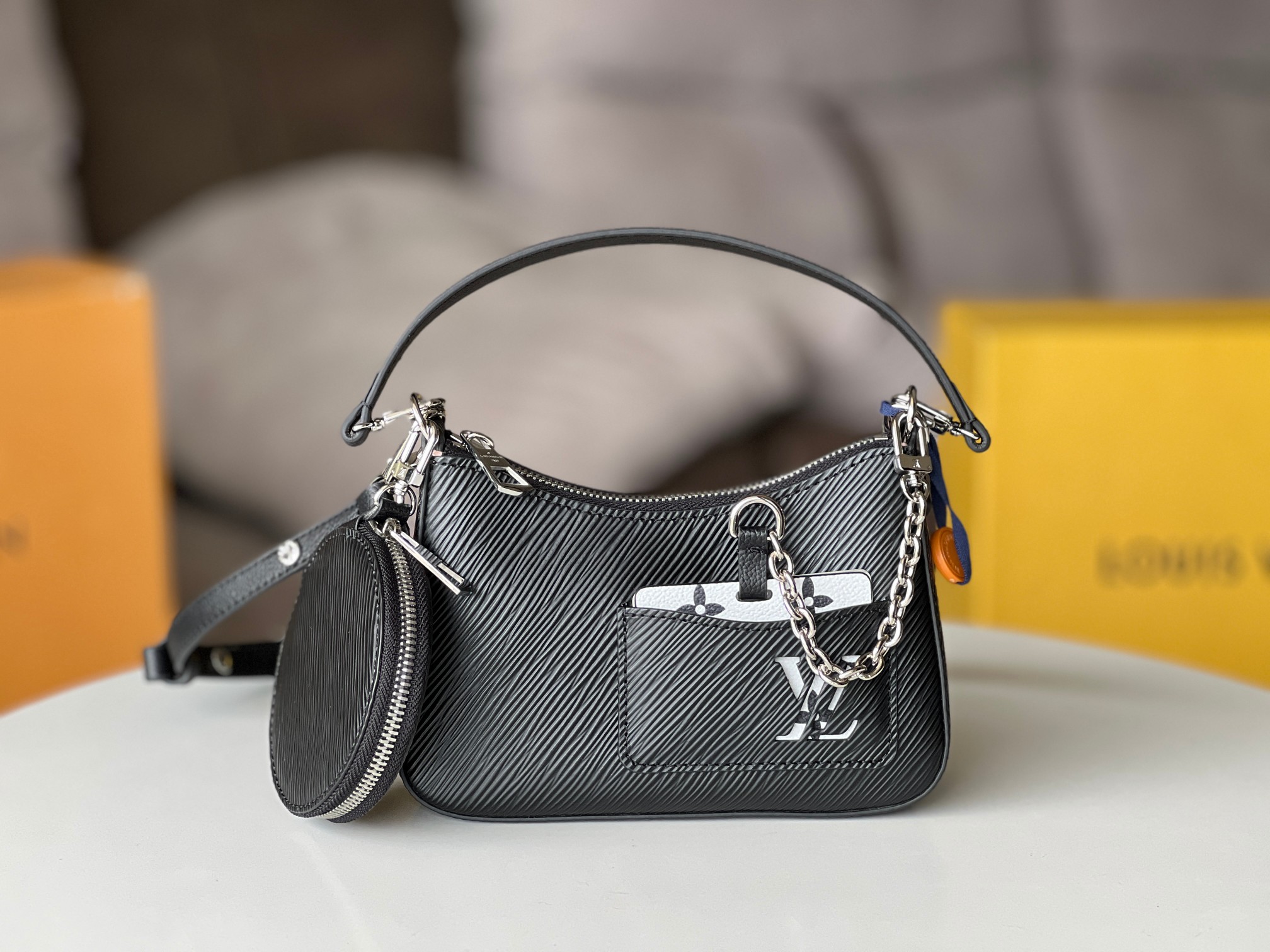 NO:201088,New models are here!  The M20998 black Marellini handbag uses Louis Vuitton's iconic Epi leather, which integrates the agile elements of the Marellini handbag into a more compact configuration. The round coin wallet can be removed at will and is fixed in the front patch pocket of the mirror on the body through a chain. Detailed features 19 x 13.5 x 6.5 cm (length x height x width), LV [top original list], louis vuitton,louis vuitton,wallets19860909新款到！M20998黑色 Marellini 手袋选用路易威登标志性的 Epi 皮革,将 Marelle 手袋的灵动元素融入更为袖珍的构型.圆形零钱包可随心取下,通过链条固定于包身的镜子栖身前贴袋中. 详细特征 19 x 13.5 x 6.5 厘米 (长度 x 高 x 宽),LV【顶级原单】,louis vuitton,louis vuitton,wallets,Bag