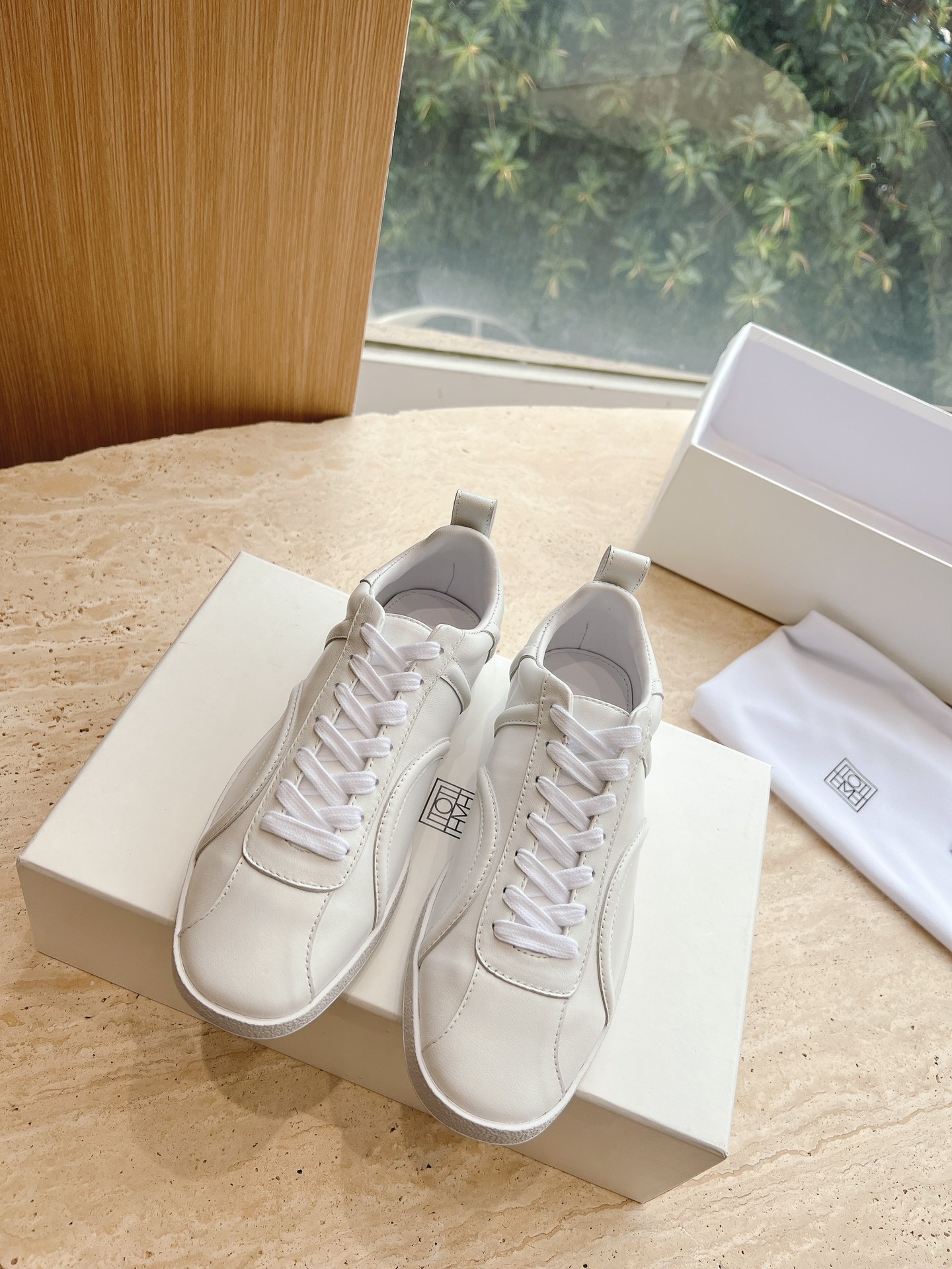 “673 tOTEME Women’s Sheep Skin Sneakers: Stylish German Design, Extreme Layering” - 图片 4