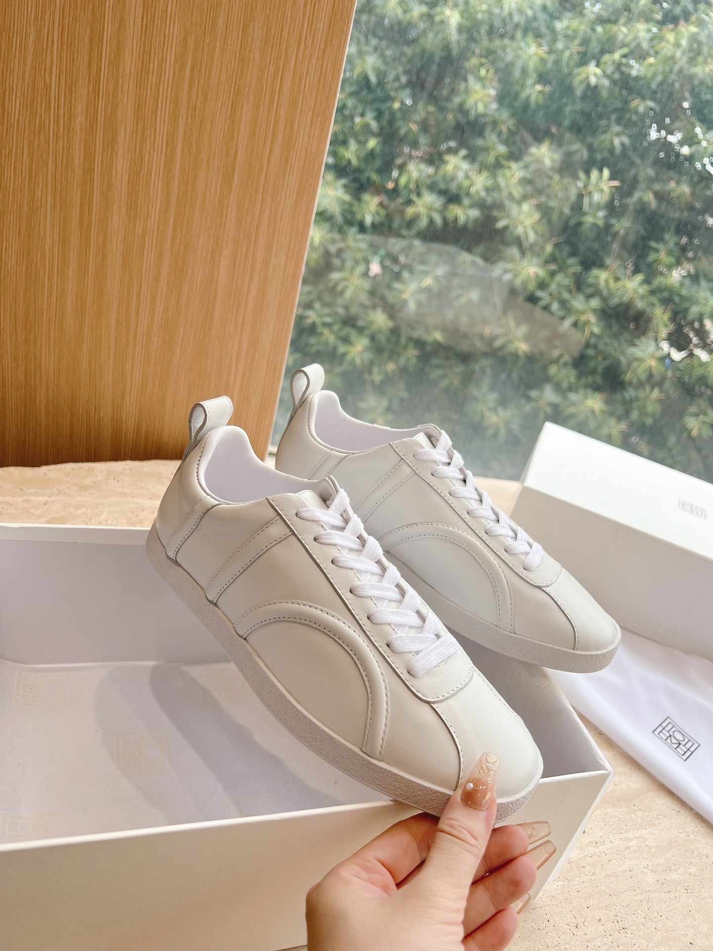 “673 tOTEME Women’s Sheep Skin Sneakers: Stylish German Design, Extreme Layering” - 图片 3
