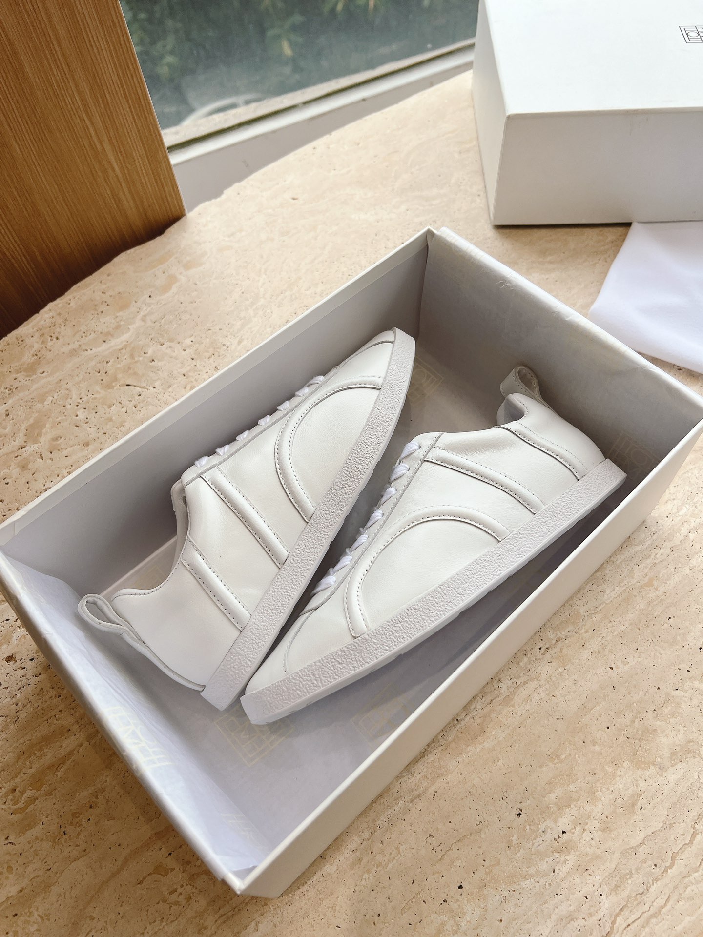 “673 tOTEME Women’s Sheep Skin Sneakers: Stylish German Design, Extreme Layering” - 图片 2