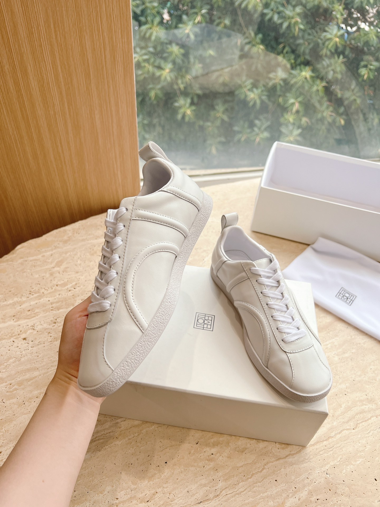 “673 tOTEME Women’s Sheep Skin Sneakers: Stylish German Design, Extreme Layering” - 图片 5
