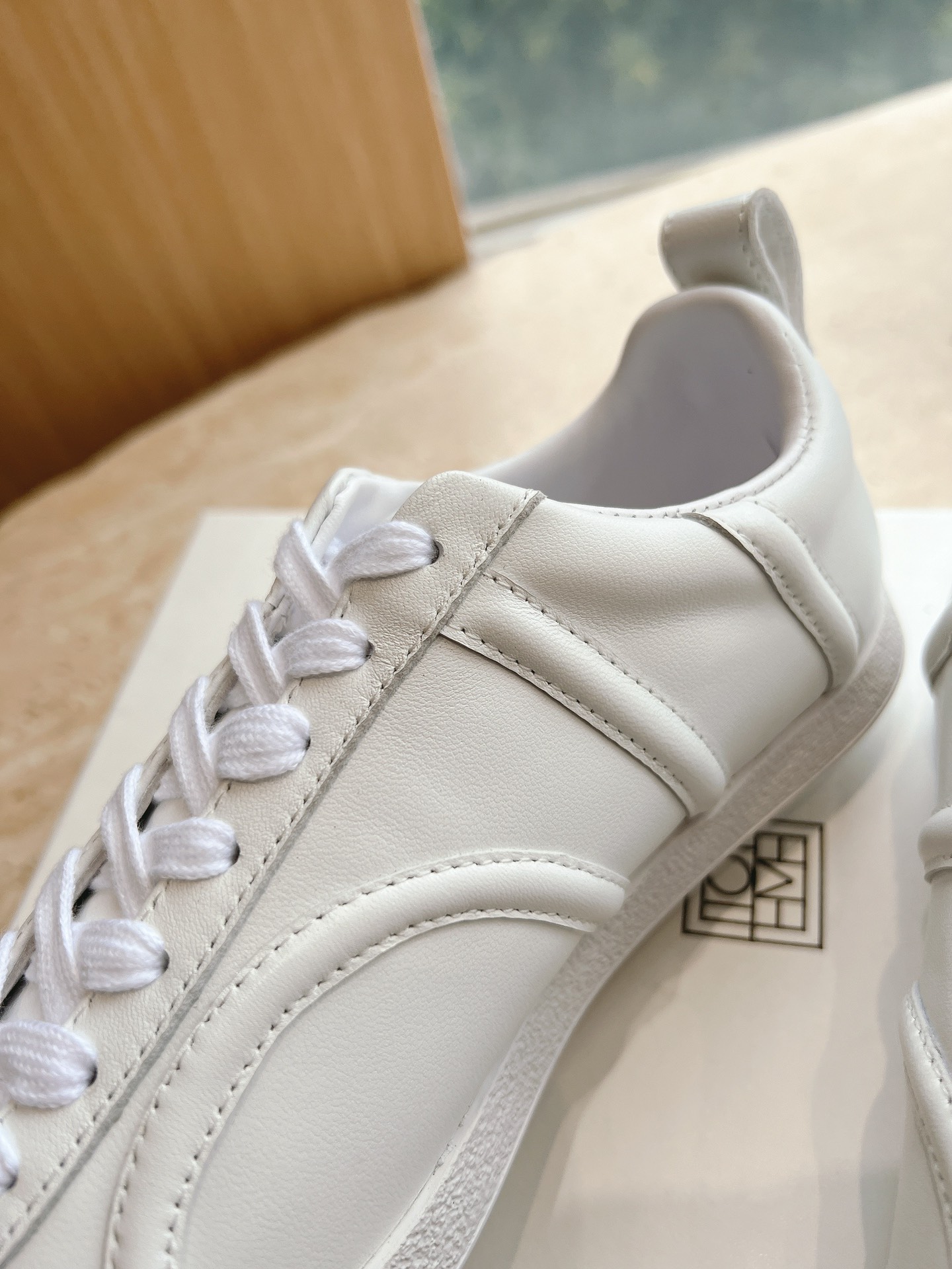 “673 tOTEME Women’s Sheep Skin Sneakers: Stylish German Design, Extreme Layering” - 图片 8
