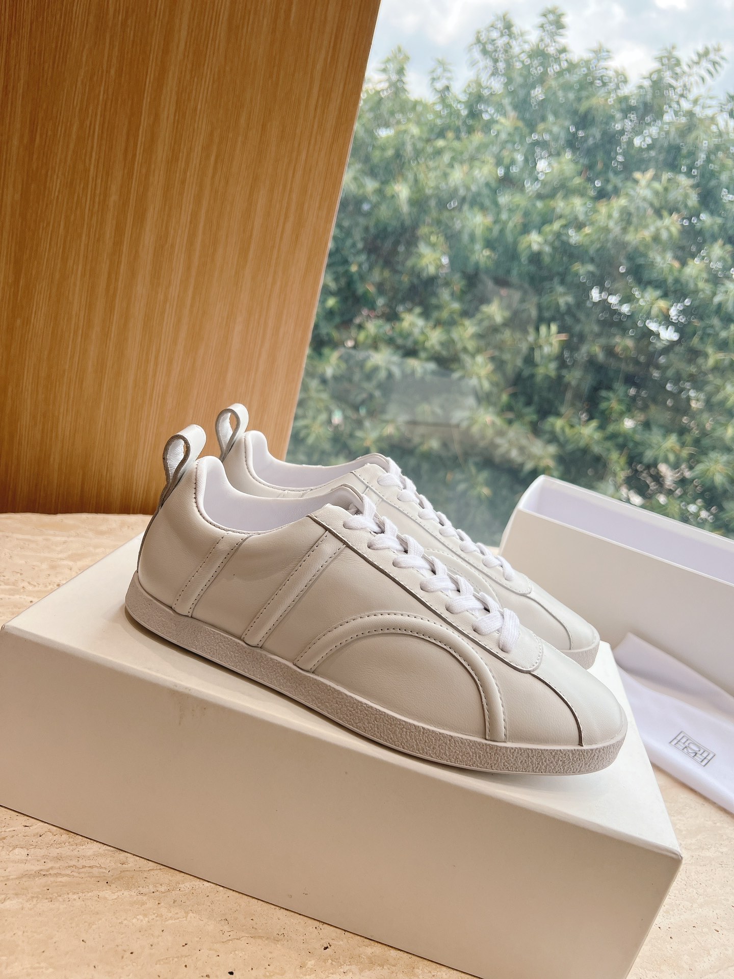 “673 tOTEME Women’s Sheep Skin Sneakers: Stylish German Design, Extreme Layering” - 图片 6