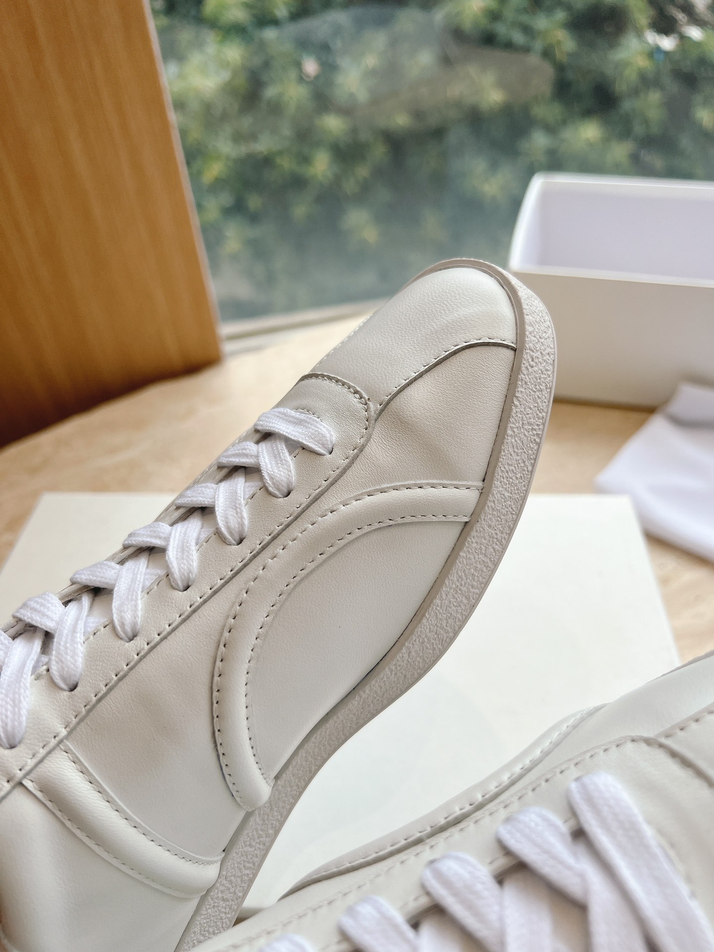 “673 tOTEME Women’s Sheep Skin Sneakers: Stylish German Design, Extreme Layering” - 图片 7