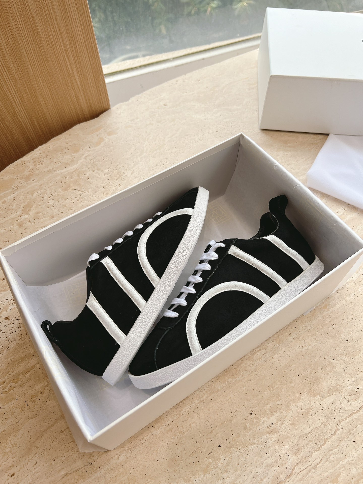 Stylish Toteme Women’s Sheepskin Sports Shoes with German Sneaker Design - 图片 2