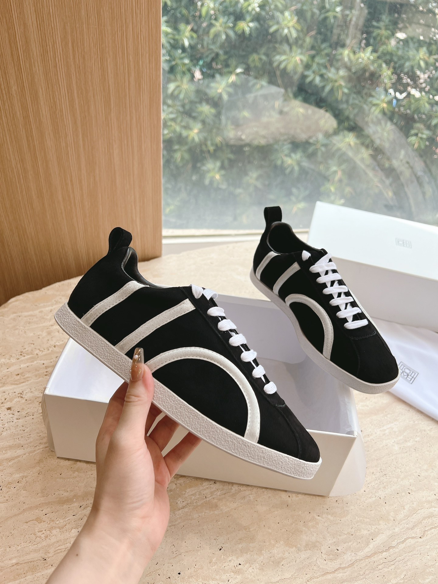 Stylish Toteme Women’s Sheepskin Sports Shoes with German Sneaker Design - 图片 3