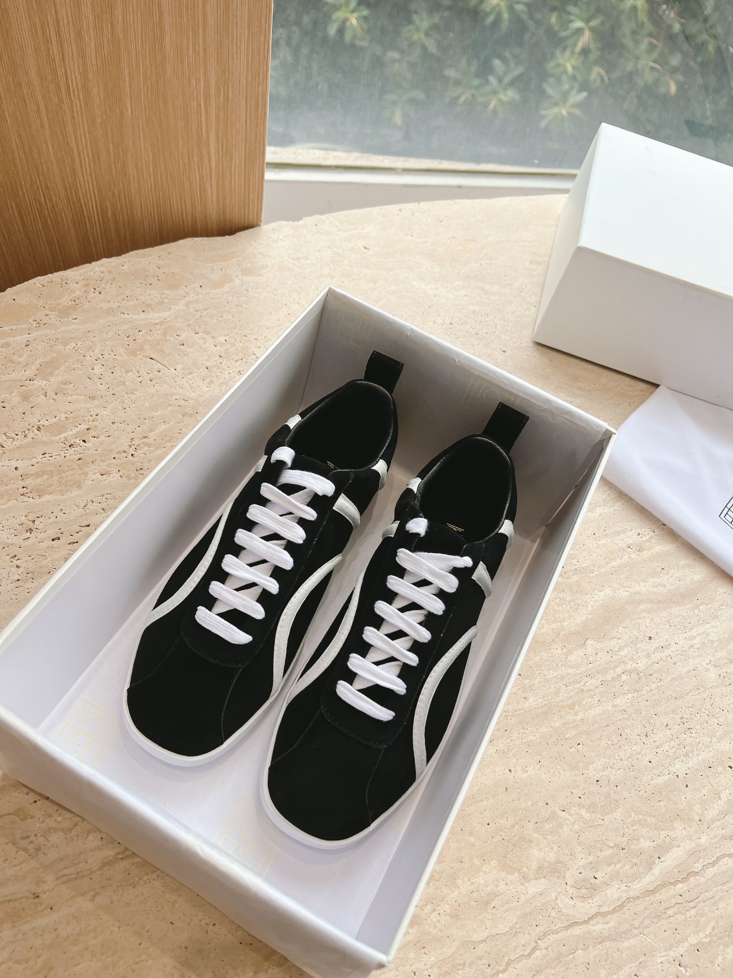 Stylish Toteme Women’s Sheepskin Sports Shoes with German Sneaker Design