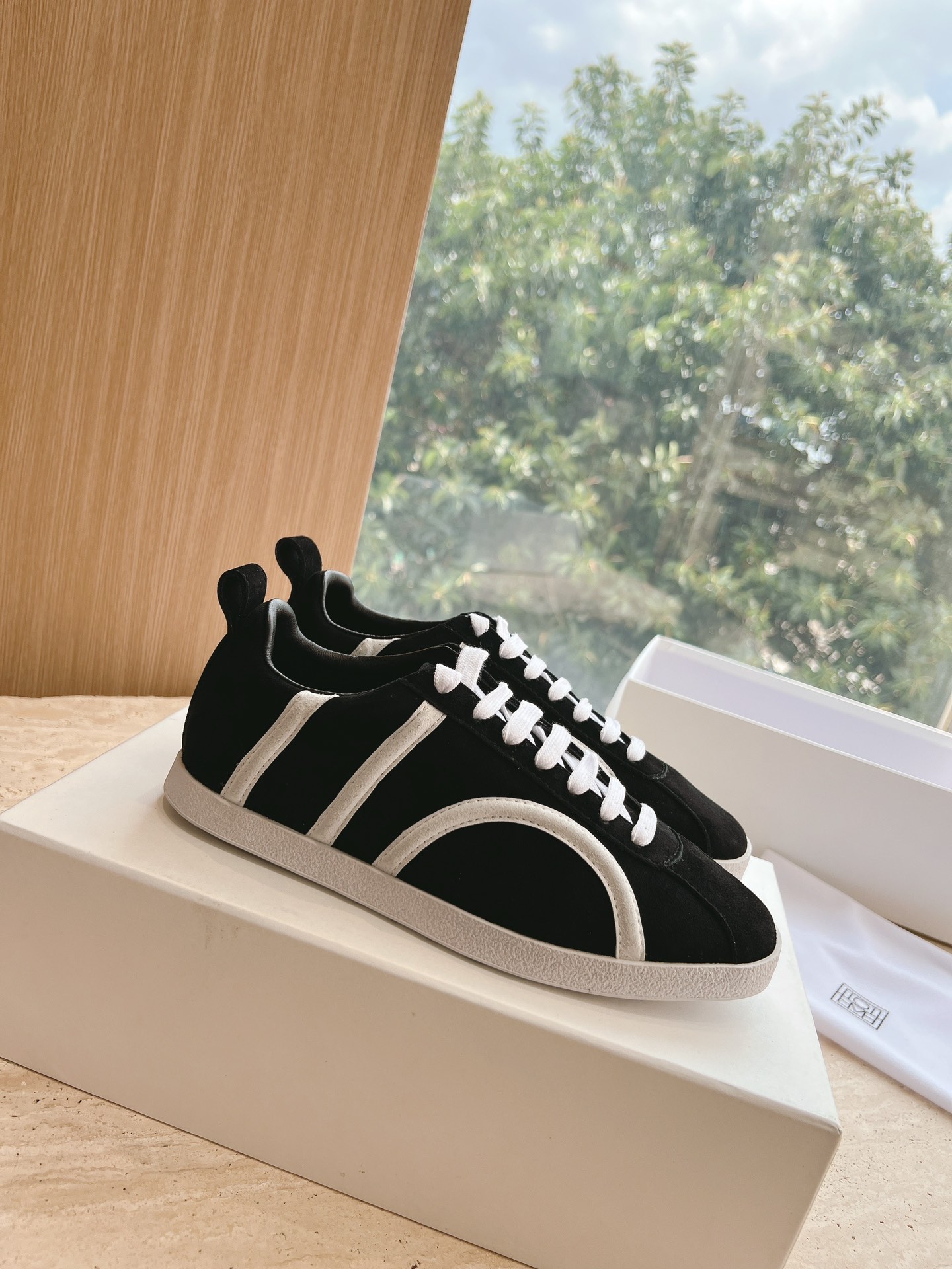 Stylish Toteme Women’s Sheepskin Sports Shoes with German Sneaker Design - 图片 6