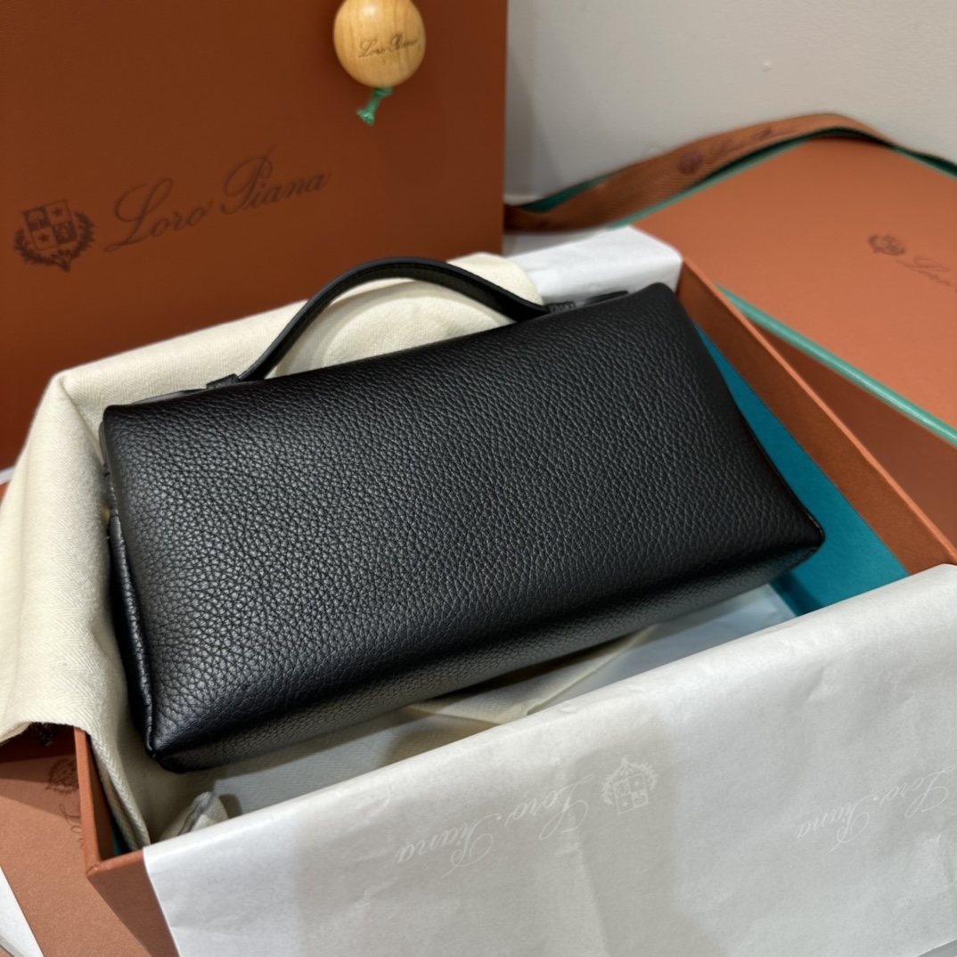 550【L19黑色金扣】
𝐋𝐨𝐫𝐨 𝐏𝐢𝐚𝐧𝐚 Extra pocket L19系列手提/斜挎包
不被定义的生活才最自在,就像loro piana的材质设计,不需要繁复设计的款式,简洁柔和的轮廓优雅耐看,像一只精美的化妆箱,完美兼顾了颜值和功能性。皮质细腻,手感像黄油一般柔软,小小包身大容量,不光是手提配细肩带还可以斜挎哦,对极简风情有独钟得姐妹可以入手啦,简约百搭,越简单越不同,明星ins网红都在种草,19厘米和27厘米两种大小,一个精致随性,一个优雅大气。
尺寸:小号:长19×宽7×高12cm(配肩带)