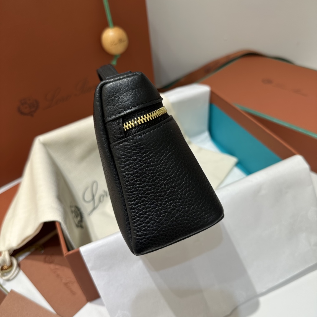 550【L19黑色金扣】
𝐋𝐨𝐫𝐨 𝐏𝐢𝐚𝐧𝐚 Extra pocket L19系列手提/斜挎包
不被定义的生活才最自在,就像loro piana的材质设计,不需要繁复设计的款式,简洁柔和的轮廓优雅耐看,像一只精美的化妆箱,完美兼顾了颜值和功能性。皮质细腻,手感像黄油一般柔软,小小包身大容量,不光是手提配细肩带还可以斜挎哦,对极简风情有独钟得姐妹可以入手啦,简约百搭,越简单越不同,明星ins网红都在种草,19厘米和27厘米两种大小,一个精致随性,一个优雅大气。
尺寸:小号:长19×宽7×高12cm(配肩带)
