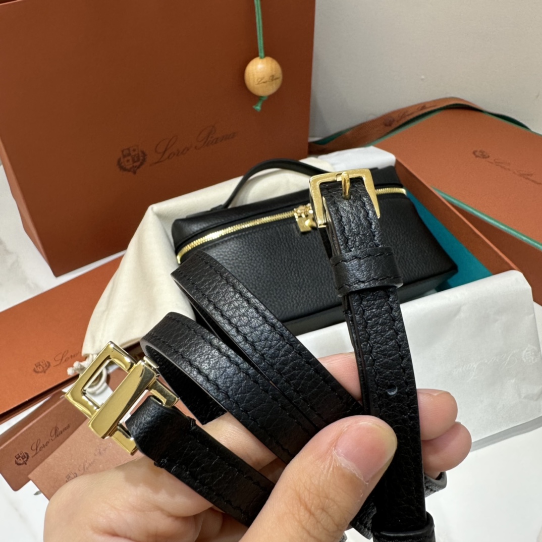 550【L19黑色金扣】
𝐋𝐨𝐫𝐨 𝐏𝐢𝐚𝐧𝐚 Extra pocket L19系列手提/斜挎包
不被定义的生活才最自在,就像loro piana的材质设计,不需要繁复设计的款式,简洁柔和的轮廓优雅耐看,像一只精美的化妆箱,完美兼顾了颜值和功能性。皮质细腻,手感像黄油一般柔软,小小包身大容量,不光是手提配细肩带还可以斜挎哦,对极简风情有独钟得姐妹可以入手啦,简约百搭,越简单越不同,明星ins网红都在种草,19厘米和27厘米两种大小,一个精致随性,一个优雅大气。
尺寸:小号:长19×宽7×高12cm(配肩带)