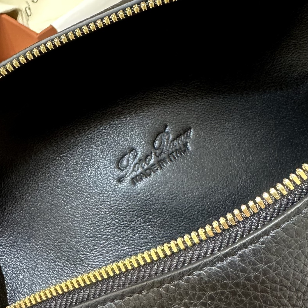 550【L19黑色金扣】
𝐋𝐨𝐫𝐨 𝐏𝐢𝐚𝐧𝐚 Extra pocket L19系列手提/斜挎包
不被定义的生活才最自在,就像loro piana的材质设计,不需要繁复设计的款式,简洁柔和的轮廓优雅耐看,像一只精美的化妆箱,完美兼顾了颜值和功能性。皮质细腻,手感像黄油一般柔软,小小包身大容量,不光是手提配细肩带还可以斜挎哦,对极简风情有独钟得姐妹可以入手啦,简约百搭,越简单越不同,明星ins网红都在种草,19厘米和27厘米两种大小,一个精致随性,一个优雅大气。
尺寸:小号:长19×宽7×高12cm(配肩带)