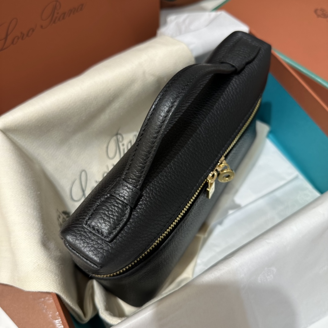 550【L19黑色金扣】
𝐋𝐨𝐫𝐨 𝐏𝐢𝐚𝐧𝐚 Extra pocket L19系列手提/斜挎包
不被定义的生活才最自在,就像loro piana的材质设计,不需要繁复设计的款式,简洁柔和的轮廓优雅耐看,像一只精美的化妆箱,完美兼顾了颜值和功能性。皮质细腻,手感像黄油一般柔软,小小包身大容量,不光是手提配细肩带还可以斜挎哦,对极简风情有独钟得姐妹可以入手啦,简约百搭,越简单越不同,明星ins网红都在种草,19厘米和27厘米两种大小,一个精致随性,一个优雅大气。
尺寸:小号:长19×宽7×高12cm(配肩带)