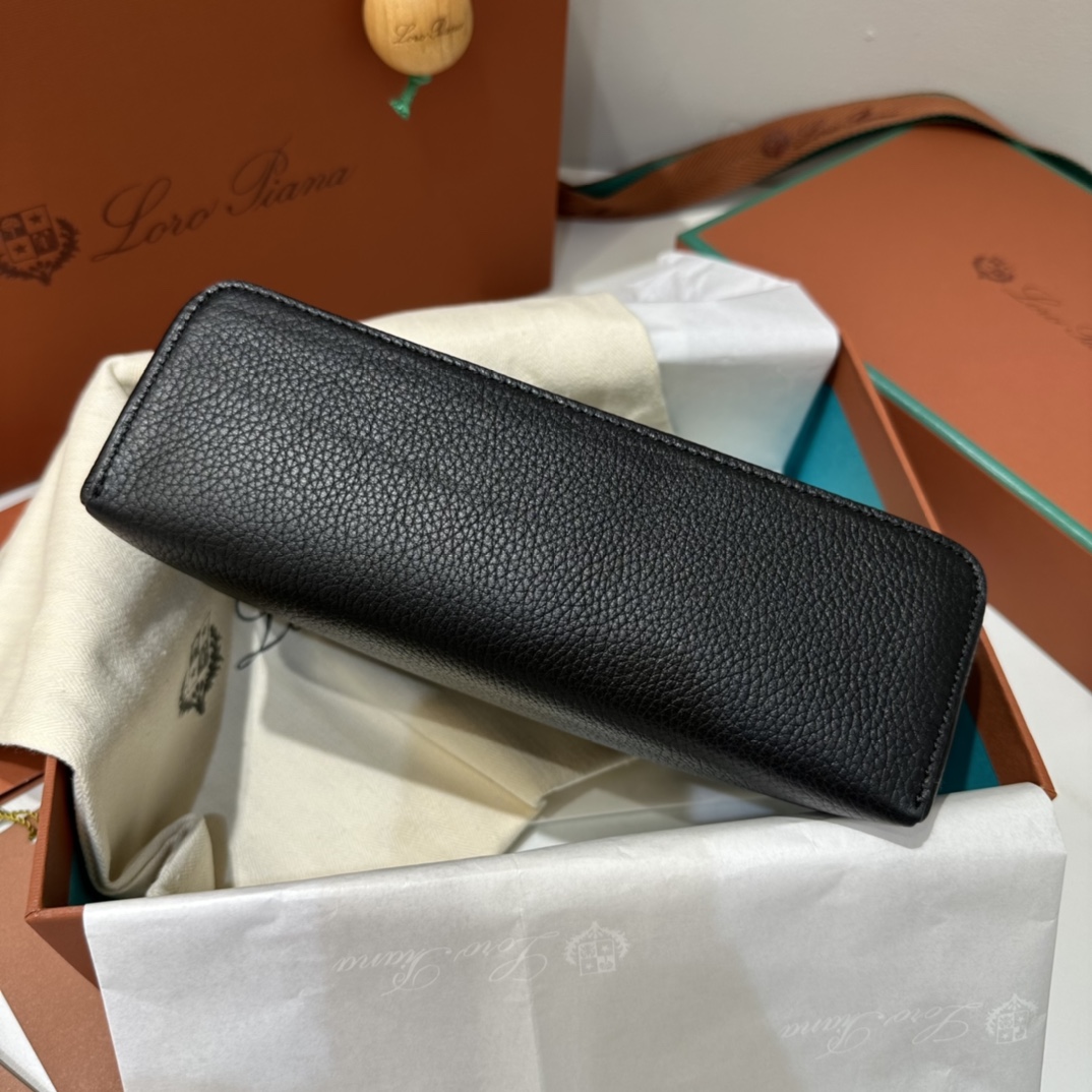 550【L19黑色金扣】
𝐋𝐨𝐫𝐨 𝐏𝐢𝐚𝐧𝐚 Extra pocket L19系列手提/斜挎包
不被定义的生活才最自在,就像loro piana的材质设计,不需要繁复设计的款式,简洁柔和的轮廓优雅耐看,像一只精美的化妆箱,完美兼顾了颜值和功能性。皮质细腻,手感像黄油一般柔软,小小包身大容量,不光是手提配细肩带还可以斜挎哦,对极简风情有独钟得姐妹可以入手啦,简约百搭,越简单越不同,明星ins网红都在种草,19厘米和27厘米两种大小,一个精致随性,一个优雅大气。
尺寸:小号:长19×宽7×高12cm(配肩带)
