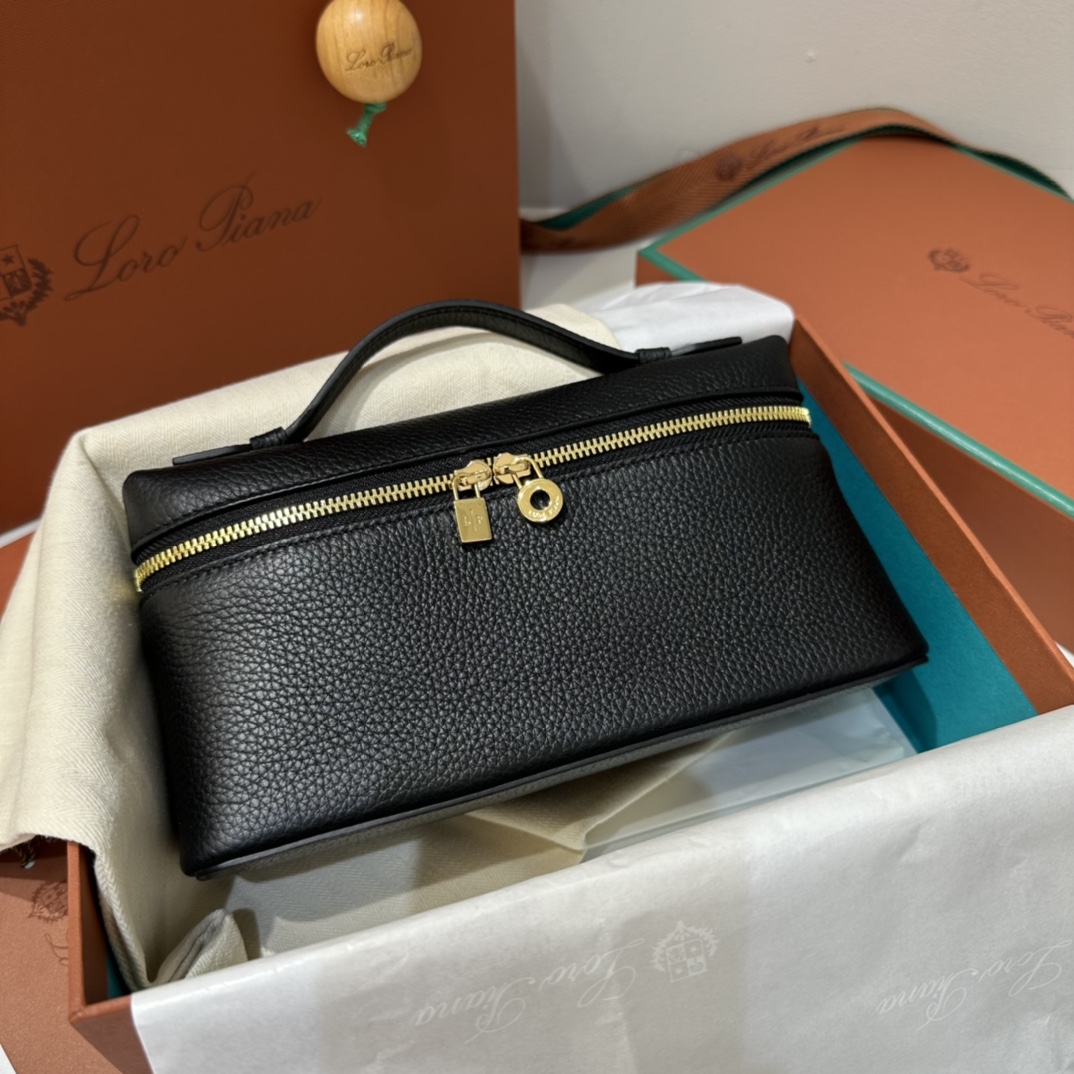 550【L19黑色金扣】
𝐋𝐨𝐫𝐨 𝐏𝐢𝐚𝐧𝐚 Extra pocket L19系列手提/斜挎包
不被定义的生活才最自在,就像loro piana的材质设计,不需要繁复设计的款式,简洁柔和的轮廓优雅耐看,像一只精美的化妆箱,完美兼顾了颜值和功能性。皮质细腻,手感像黄油一般柔软,小小包身大容量,不光是手提配细肩带还可以斜挎哦,对极简风情有独钟得姐妹可以入手啦,简约百搭,越简单越不同,明星ins网红都在种草,19厘米和27厘米两种大小,一个精致随性,一个优雅大气。
尺寸:小号:长19×宽7×高12cm(配肩带)