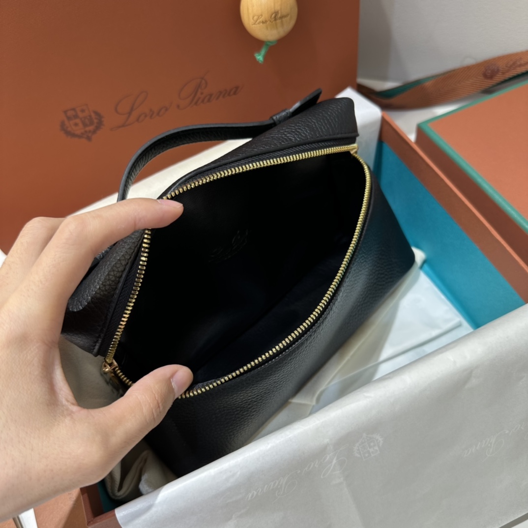 550【L19黑色金扣】
𝐋𝐨𝐫𝐨 𝐏𝐢𝐚𝐧𝐚 Extra pocket L19系列手提/斜挎包
不被定义的生活才最自在,就像loro piana的材质设计,不需要繁复设计的款式,简洁柔和的轮廓优雅耐看,像一只精美的化妆箱,完美兼顾了颜值和功能性。皮质细腻,手感像黄油一般柔软,小小包身大容量,不光是手提配细肩带还可以斜挎哦,对极简风情有独钟得姐妹可以入手啦,简约百搭,越简单越不同,明星ins网红都在种草,19厘米和27厘米两种大小,一个精致随性,一个优雅大气。
尺寸:小号:长19×宽7×高12cm(配肩带)