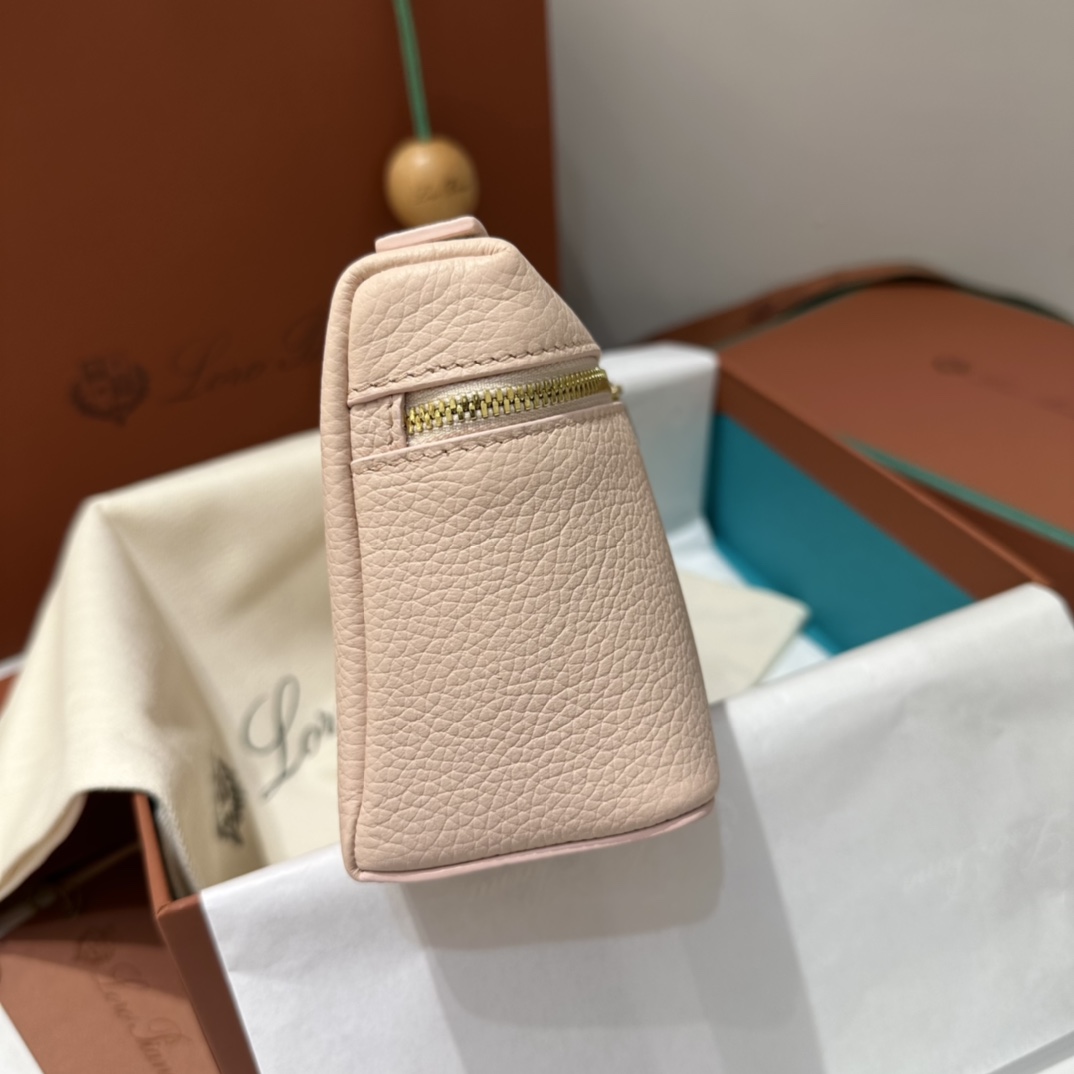 【L19大理石粉金扣】
𝐋𝐨𝐫𝐨 𝐏𝐢𝐚𝐧𝐚 Extra pocket L19系列手提/斜挎包
不被定义的生活才最自在,就像loro piana的材质设计,不需要繁复设计的款式,简洁柔和的轮廓优雅耐看,像一只精美的化妆箱,完美兼顾了颜值和功能性。皮质细腻,手感像黄油一般柔软,小小包身大容量,不光是手提配细肩带还可以斜挎哦,对极简风情有独钟得姐妹可以入手啦,简约百搭,越简单越不同,明星ins网红都在种草,19厘米和27厘米两种大小,一个精致随性,一个优雅大气。
尺寸:小号:长19×宽7×高12cm(配肩带)
