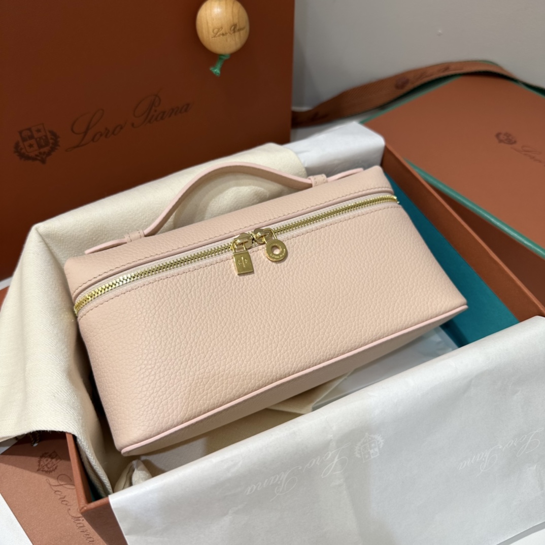 【L19大理石粉金扣】
𝐋𝐨𝐫𝐨 𝐏𝐢𝐚𝐧𝐚 Extra pocket L19系列手提/斜挎包
不被定义的生活才最自在,就像loro piana的材质设计,不需要繁复设计的款式,简洁柔和的轮廓优雅耐看,像一只精美的化妆箱,完美兼顾了颜值和功能性。皮质细腻,手感像黄油一般柔软,小小包身大容量,不光是手提配细肩带还可以斜挎哦,对极简风情有独钟得姐妹可以入手啦,简约百搭,越简单越不同,明星ins网红都在种草,19厘米和27厘米两种大小,一个精致随性,一个优雅大气。
尺寸:小号:长19×宽7×高12cm(配肩带)