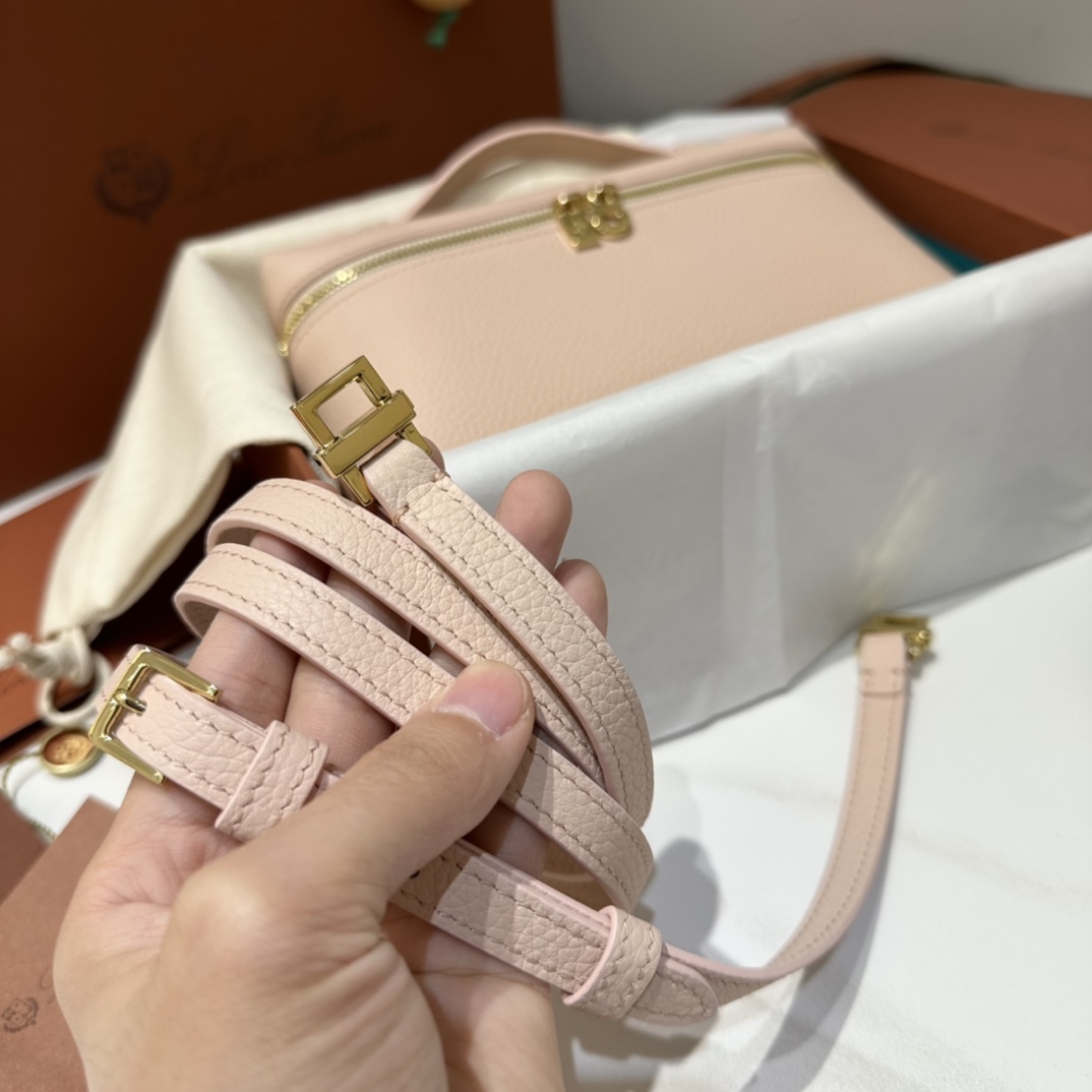 【L19大理石粉金扣】
𝐋𝐨𝐫𝐨 𝐏𝐢𝐚𝐧𝐚 Extra pocket L19系列手提/斜挎包
不被定义的生活才最自在,就像loro piana的材质设计,不需要繁复设计的款式,简洁柔和的轮廓优雅耐看,像一只精美的化妆箱,完美兼顾了颜值和功能性。皮质细腻,手感像黄油一般柔软,小小包身大容量,不光是手提配细肩带还可以斜挎哦,对极简风情有独钟得姐妹可以入手啦,简约百搭,越简单越不同,明星ins网红都在种草,19厘米和27厘米两种大小,一个精致随性,一个优雅大气。
尺寸:小号:长19×宽7×高12cm(配肩带)