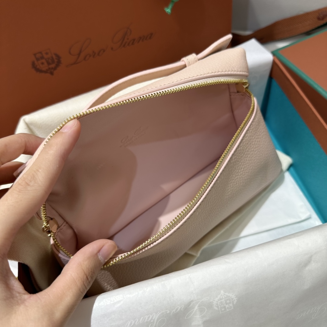 【L19大理石粉金扣】
𝐋𝐨𝐫𝐨 𝐏𝐢𝐚𝐧𝐚 Extra pocket L19系列手提/斜挎包
不被定义的生活才最自在,就像loro piana的材质设计,不需要繁复设计的款式,简洁柔和的轮廓优雅耐看,像一只精美的化妆箱,完美兼顾了颜值和功能性。皮质细腻,手感像黄油一般柔软,小小包身大容量,不光是手提配细肩带还可以斜挎哦,对极简风情有独钟得姐妹可以入手啦,简约百搭,越简单越不同,明星ins网红都在种草,19厘米和27厘米两种大小,一个精致随性,一个优雅大气。
尺寸:小号:长19×宽7×高12cm(配肩带)