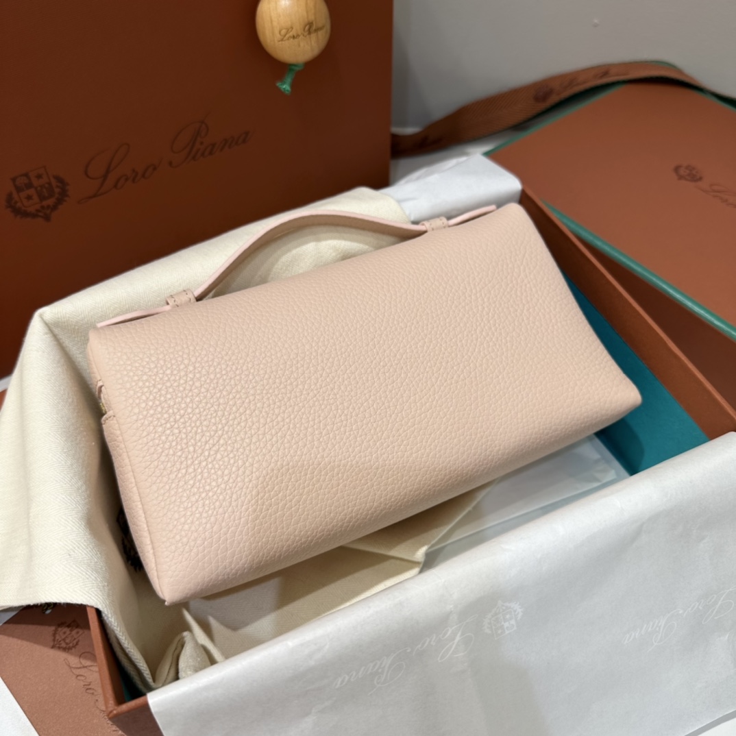 【L19大理石粉金扣】
𝐋𝐨𝐫𝐨 𝐏𝐢𝐚𝐧𝐚 Extra pocket L19系列手提/斜挎包
不被定义的生活才最自在,就像loro piana的材质设计,不需要繁复设计的款式,简洁柔和的轮廓优雅耐看,像一只精美的化妆箱,完美兼顾了颜值和功能性。皮质细腻,手感像黄油一般柔软,小小包身大容量,不光是手提配细肩带还可以斜挎哦,对极简风情有独钟得姐妹可以入手啦,简约百搭,越简单越不同,明星ins网红都在种草,19厘米和27厘米两种大小,一个精致随性,一个优雅大气。
尺寸:小号:长19×宽7×高12cm(配肩带)