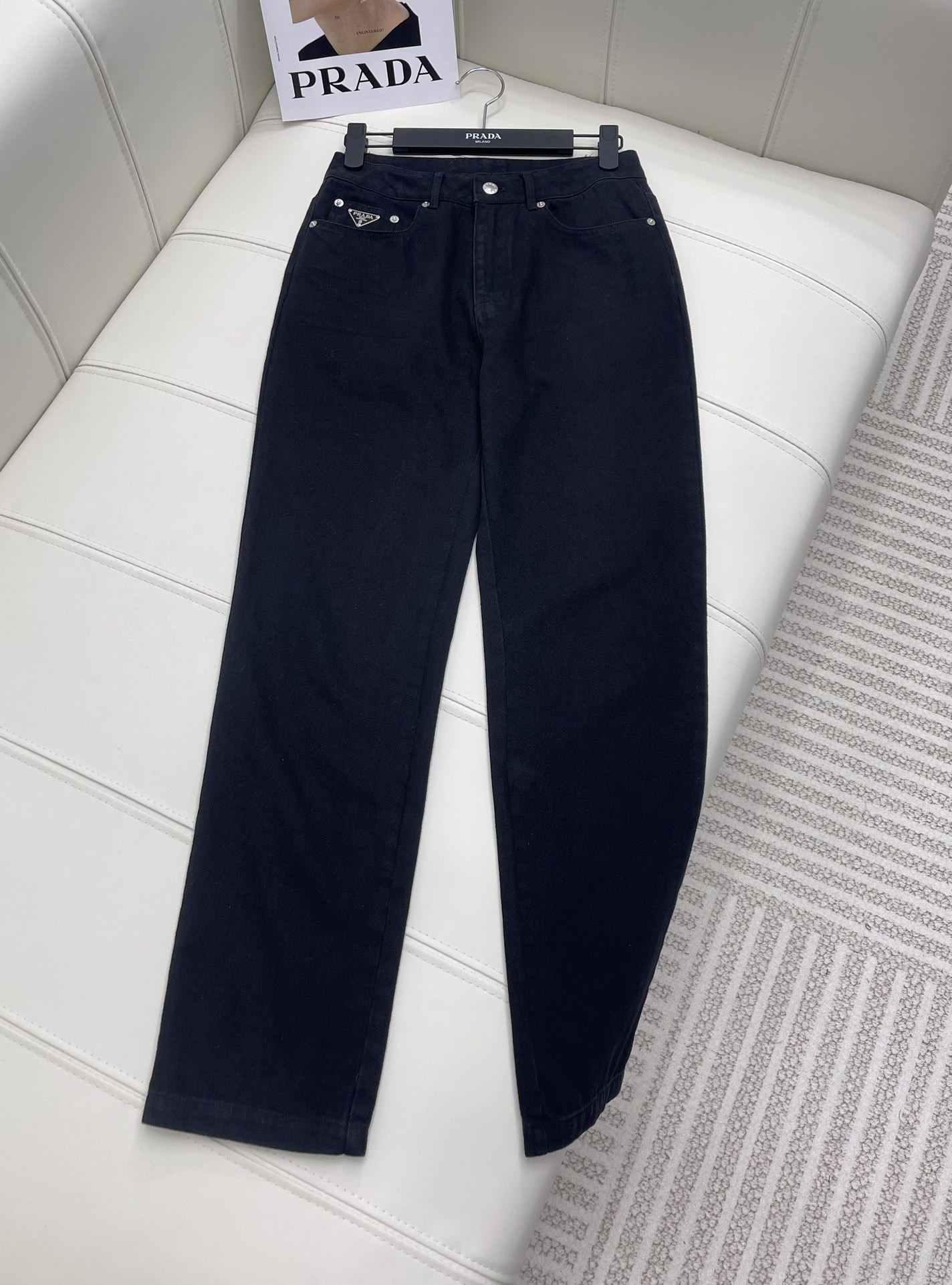 NO:696799,Prad* new products are on the shelves. Retro jeans. Customized twill cotton denim fabric. The upper body is comfortable and breathable. Multiple washes. Presenting a retro denim color. The texture is clearly distressed. Decorated with triangle logos. The pattern-opening placket is added to present a high-quality item. It can be matched at will. Switch to different styles. Wear it to show youthful vitality. High version, prada, jeans,19860909Prad* 新品上架 复古牛仔裤 定制斜纹棉质牛仔面料 上身舒适透气 多重水洗 呈现复古牛仔色 纹理做旧清晰 饰以三角标的点缀 对版开模襟扣加持 呈现品质单品 可随意搭配 切换不同造型 穿搭出青春活力朝气  高版本,,prada,jeans,,Women's clothing