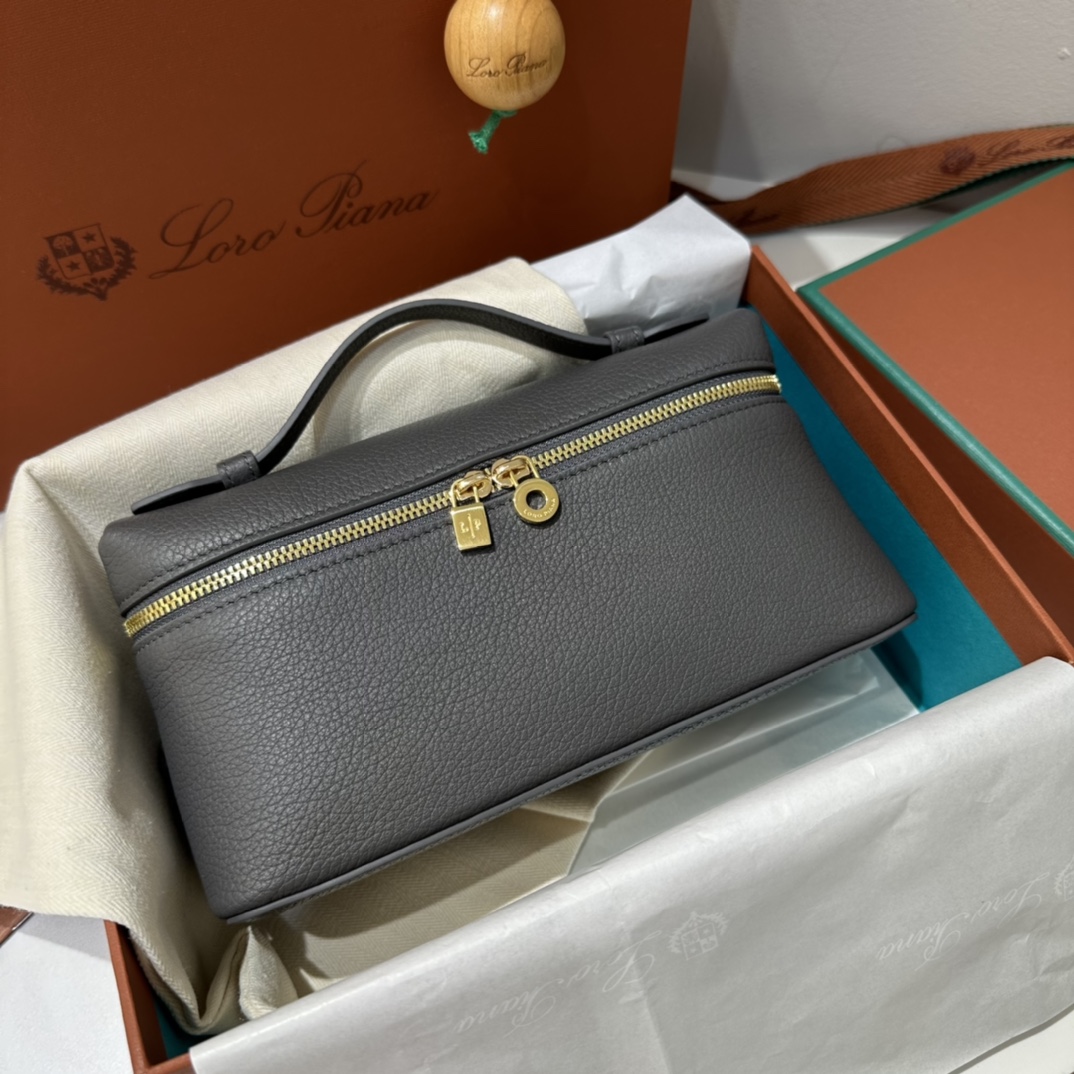 【L19深灰色金扣】
𝐋𝐨𝐫𝐨 𝐏𝐢𝐚𝐧𝐚 Extra pocket L19系列手提/斜挎包
不被定义的生活才最自在,就像loro piana的材质设计,不需要繁复设计的款式,简洁柔和的轮廓优雅耐看,像一只精美的化妆箱,完美兼顾了颜值和功能性。皮质细腻,手感像黄油一般柔软,小小包身大容量,不光是手提配细肩带还可以斜挎哦,对极简风情有独钟得姐妹可以入手啦,简约百搭,越简单越不同,明星ins网红都在种草,19厘米和27厘米两种大小,一个精致随性,一个优雅大气。
尺寸:小号:长19×宽7×高12cm(配肩带)