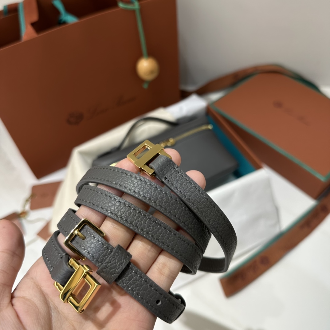 【L19深灰色金扣】
𝐋𝐨𝐫𝐨 𝐏𝐢𝐚𝐧𝐚 Extra pocket L19系列手提/斜挎包
不被定义的生活才最自在,就像loro piana的材质设计,不需要繁复设计的款式,简洁柔和的轮廓优雅耐看,像一只精美的化妆箱,完美兼顾了颜值和功能性。皮质细腻,手感像黄油一般柔软,小小包身大容量,不光是手提配细肩带还可以斜挎哦,对极简风情有独钟得姐妹可以入手啦,简约百搭,越简单越不同,明星ins网红都在种草,19厘米和27厘米两种大小,一个精致随性,一个优雅大气。
尺寸:小号:长19×宽7×高12cm(配肩带)