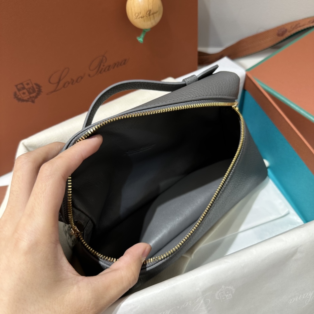 【L19深灰色金扣】
𝐋𝐨𝐫𝐨 𝐏𝐢𝐚𝐧𝐚 Extra pocket L19系列手提/斜挎包
不被定义的生活才最自在,就像loro piana的材质设计,不需要繁复设计的款式,简洁柔和的轮廓优雅耐看,像一只精美的化妆箱,完美兼顾了颜值和功能性。皮质细腻,手感像黄油一般柔软,小小包身大容量,不光是手提配细肩带还可以斜挎哦,对极简风情有独钟得姐妹可以入手啦,简约百搭,越简单越不同,明星ins网红都在种草,19厘米和27厘米两种大小,一个精致随性,一个优雅大气。
尺寸:小号:长19×宽7×高12cm(配肩带)