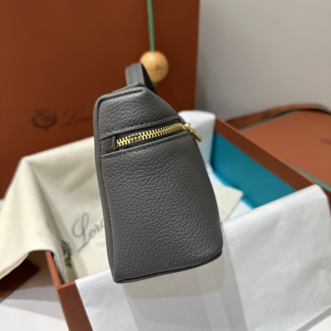【L19深灰色金扣】
𝐋𝐨𝐫𝐨 𝐏𝐢𝐚𝐧𝐚 Extra pocket L19系列手提/斜挎包
不被定义的生活才最自在,就像loro piana的材质设计,不需要繁复设计的款式,简洁柔和的轮廓优雅耐看,像一只精美的化妆箱,完美兼顾了颜值和功能性。皮质细腻,手感像黄油一般柔软,小小包身大容量,不光是手提配细肩带还可以斜挎哦,对极简风情有独钟得姐妹可以入手啦,简约百搭,越简单越不同,明星ins网红都在种草,19厘米和27厘米两种大小,一个精致随性,一个优雅大气。
尺寸:小号:长19×宽7×高12cm(配肩带)