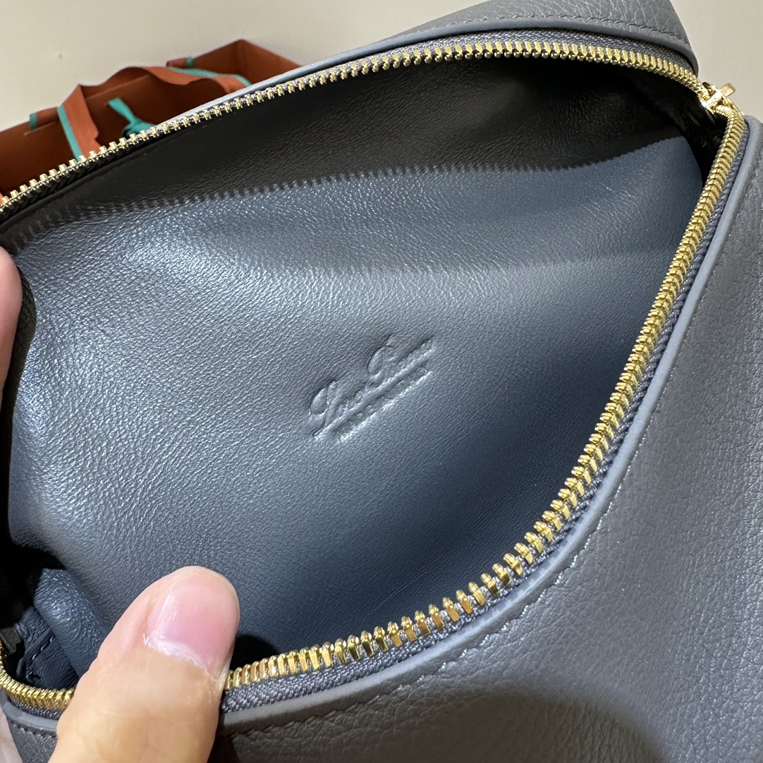 【L19深灰色金扣】
𝐋𝐨𝐫𝐨 𝐏𝐢𝐚𝐧𝐚 Extra pocket L19系列手提/斜挎包
不被定义的生活才最自在,就像loro piana的材质设计,不需要繁复设计的款式,简洁柔和的轮廓优雅耐看,像一只精美的化妆箱,完美兼顾了颜值和功能性。皮质细腻,手感像黄油一般柔软,小小包身大容量,不光是手提配细肩带还可以斜挎哦,对极简风情有独钟得姐妹可以入手啦,简约百搭,越简单越不同,明星ins网红都在种草,19厘米和27厘米两种大小,一个精致随性,一个优雅大气。
尺寸:小号:长19×宽7×高12cm(配肩带)