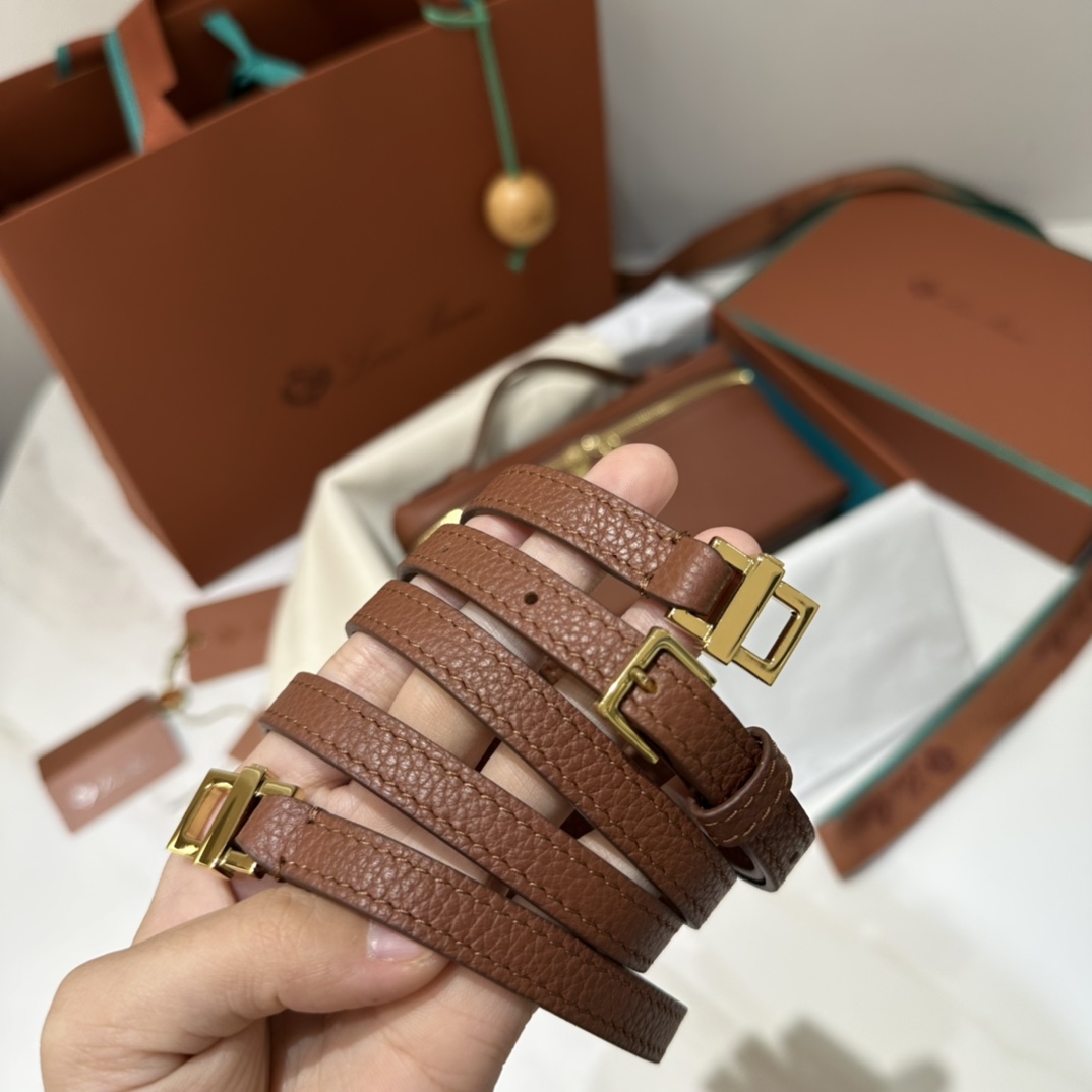 【L19砖红色金扣】
𝐋𝐨𝐫𝐨 𝐏𝐢𝐚𝐧𝐚 Extra pocket L19系列手提/斜挎包
不被定义的生活才最自在,就像loro piana的材质设计,不需要繁复设计的款式,简洁柔和的轮廓优雅耐看,像一只精美的化妆箱,完美兼顾了颜值和功能性。皮质细腻,手感像黄油一般柔软,小小包身大容量,不光是手提配细肩带还可以斜挎哦,对极简风情有独钟得姐妹可以入手啦,简约百搭,越简单越不同,明星ins网红都在种草,19厘米和27厘米两种大小,一个精致随性,一个优雅大气。
尺寸:小号:长19×宽7×高12cm(配肩带)