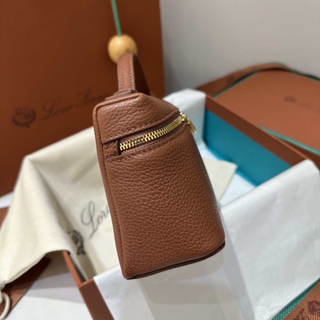【L19砖红色金扣】
𝐋𝐨𝐫𝐨 𝐏𝐢𝐚𝐧𝐚 Extra pocket L19系列手提/斜挎包
不被定义的生活才最自在,就像loro piana的材质设计,不需要繁复设计的款式,简洁柔和的轮廓优雅耐看,像一只精美的化妆箱,完美兼顾了颜值和功能性。皮质细腻,手感像黄油一般柔软,小小包身大容量,不光是手提配细肩带还可以斜挎哦,对极简风情有独钟得姐妹可以入手啦,简约百搭,越简单越不同,明星ins网红都在种草,19厘米和27厘米两种大小,一个精致随性,一个优雅大气。
尺寸:小号:长19×宽7×高12cm(配肩带)
