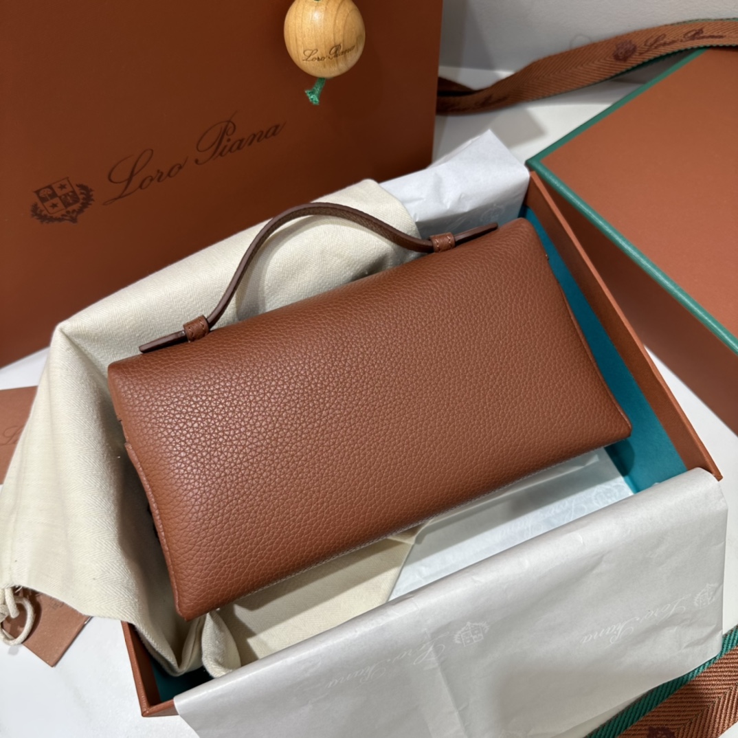【L19砖红色金扣】
𝐋𝐨𝐫𝐨 𝐏𝐢𝐚𝐧𝐚 Extra pocket L19系列手提/斜挎包
不被定义的生活才最自在,就像loro piana的材质设计,不需要繁复设计的款式,简洁柔和的轮廓优雅耐看,像一只精美的化妆箱,完美兼顾了颜值和功能性。皮质细腻,手感像黄油一般柔软,小小包身大容量,不光是手提配细肩带还可以斜挎哦,对极简风情有独钟得姐妹可以入手啦,简约百搭,越简单越不同,明星ins网红都在种草,19厘米和27厘米两种大小,一个精致随性,一个优雅大气。
尺寸:小号:长19×宽7×高12cm(配肩带)