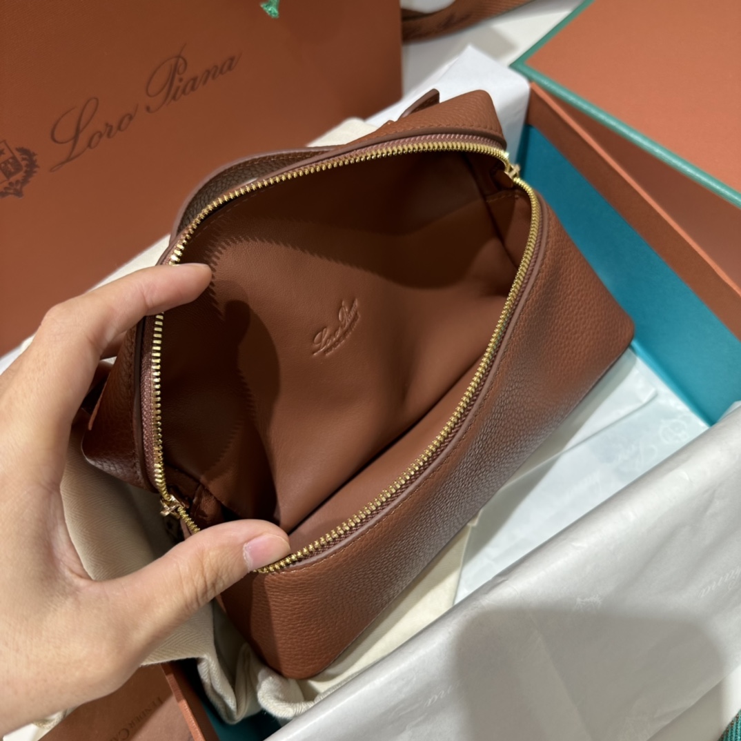 【L19砖红色金扣】
𝐋𝐨𝐫𝐨 𝐏𝐢𝐚𝐧𝐚 Extra pocket L19系列手提/斜挎包
不被定义的生活才最自在,就像loro piana的材质设计,不需要繁复设计的款式,简洁柔和的轮廓优雅耐看,像一只精美的化妆箱,完美兼顾了颜值和功能性。皮质细腻,手感像黄油一般柔软,小小包身大容量,不光是手提配细肩带还可以斜挎哦,对极简风情有独钟得姐妹可以入手啦,简约百搭,越简单越不同,明星ins网红都在种草,19厘米和27厘米两种大小,一个精致随性,一个优雅大气。
尺寸:小号:长19×宽7×高12cm(配肩带)