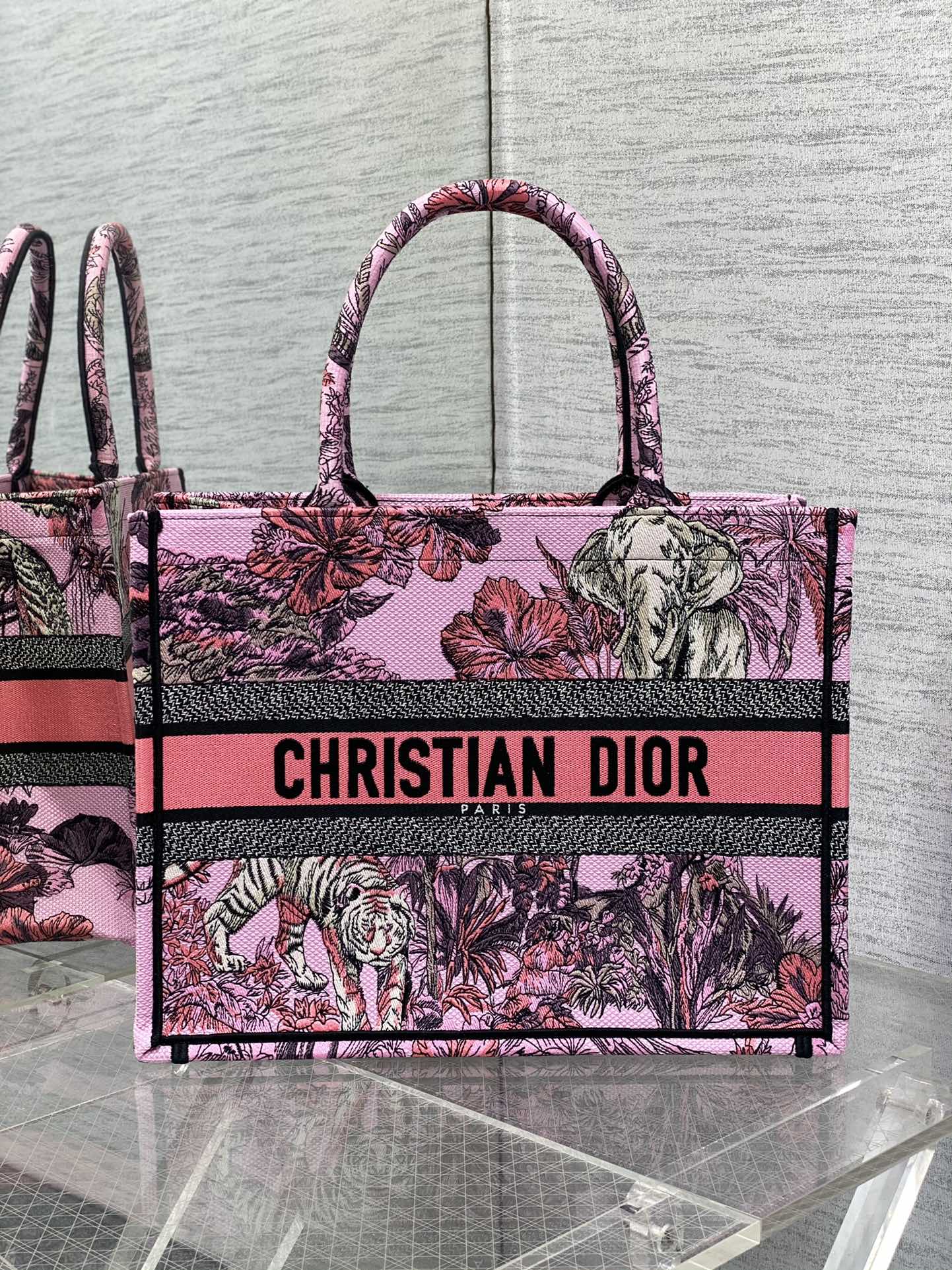 Dior средний Tote сумка-тоут с цветочной вышивкой, комбинированная расцветка, буквы