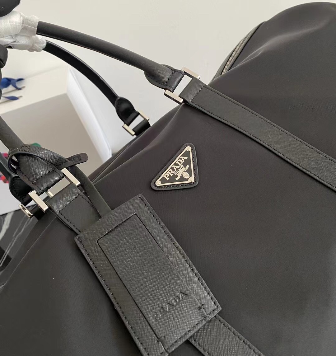 プラダ Saffianoレザー調整可能なショルダーバッグ