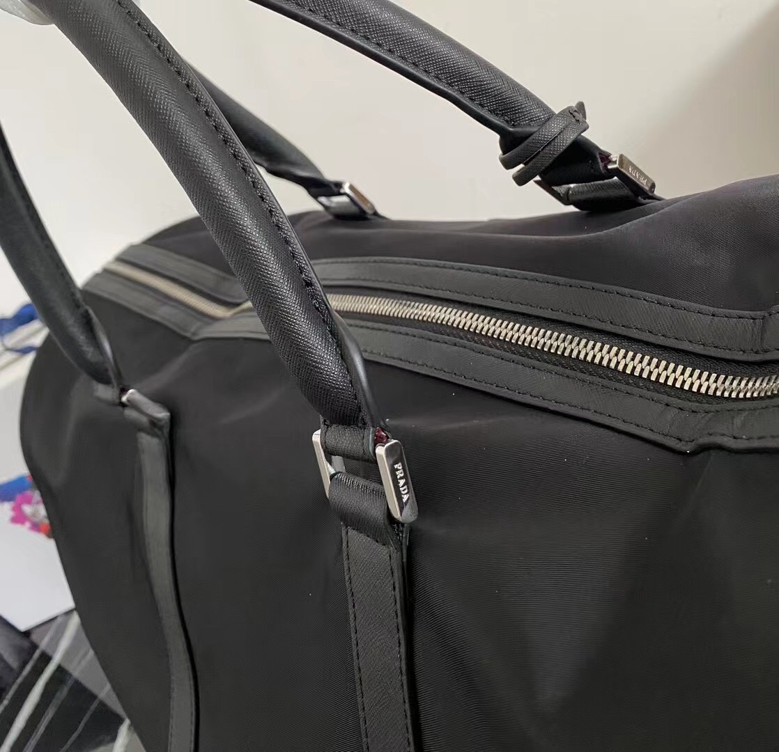 プラダ Saffianoレザー調整可能なショルダーバッグ