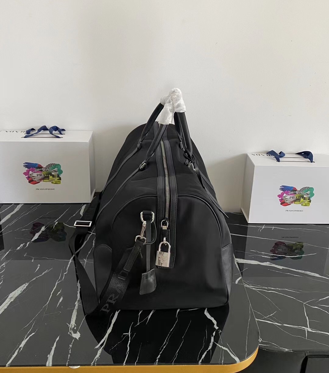 プラダ Saffianoレザー調整可能なショルダーバッグ