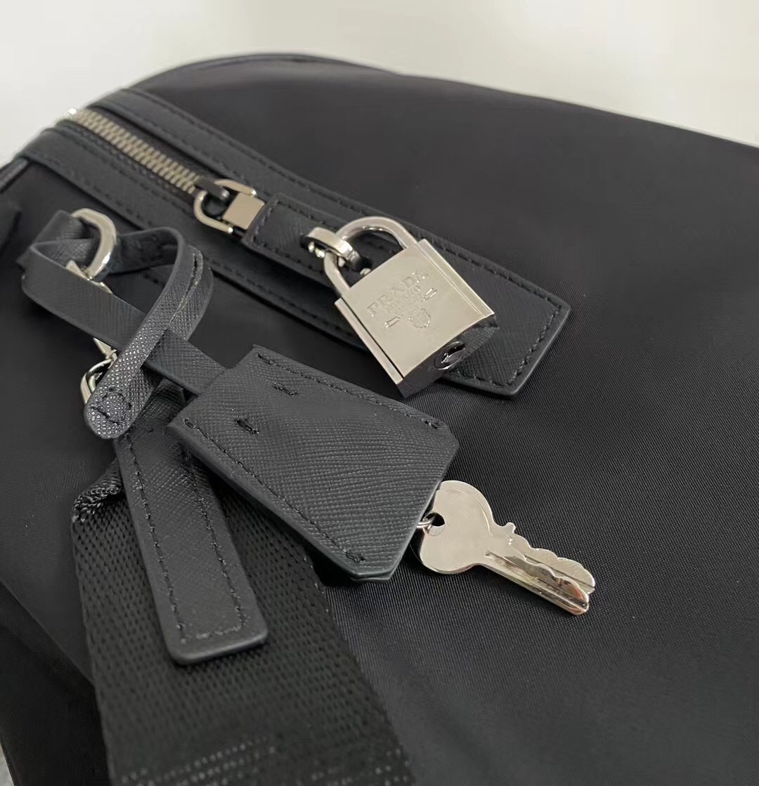 プラダ Saffianoレザー調整可能なショルダーバッグ