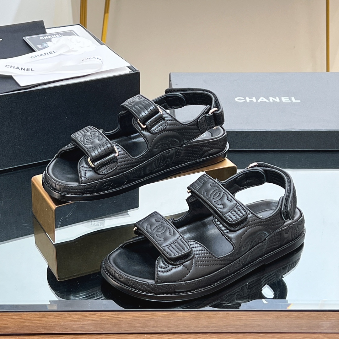 NO:386544,[High version] 25ss Xiaoxiang CHANEL CHANEL counter mainly promotes Velcro beach sandals new color series, which is very beautiful!  Many celebrities are popular with each other, a versatile series that domestic and foreign bloggers have been popular. It is a must-have sandal for spring and summer wardrobe matching. The first choice for sandals. Velcro sandals that must be purchased this year are the simplest and most expensive versatile versatile artifact!  Super attractive!  The latest materials and design elements will be launched every quarter~ Velcro is easy to put on and take off at will, and the fabric is customized with original material upper, the texture is really good, and the foot binding feel is comfortable on the feet. The exquisite and fragrant logo hardware buckle is available in the mold!  Classic is not easy to get out of style!  Imported lambskin inside, thickened Italian leather sole!  size:35-39 (40, 41, 42 custom made without return) Give the latest counter and the latest exquisite packaging, slippers and sandals, chanel, chanel, sandals, slippers, sheepskin, Leather soles19860909【高版本】 25ss 小香 CHANEL香奈儿专柜主推魔术贴沙滩凉鞋新色系列上新 美爆了！众多明星网红上脚,国内外博主刷爆的一个百搭系列,春夏衣橱搭配必备 凉鞋首选. 今年必须入手的魔术贴凉鞋,这款是最简单而且最贵的万能百搭神器！超级耐看哟！ 每一季度都会推出最新材质和设计元素～魔术贴轻松随意穿脱 面料订制原版材质鞋面,质感真的很好,上脚有舒适的裹脚感. 开模精致小香的logo五金扣！经典又不容易过时！ 内里进口小羊皮 加厚意大利真皮大底！ size:35-39（40,41,42订做不退换） 送最新专柜最新精美包装,拖鞋凉鞋,chanel,chanel,sandals,slippers,sheepskin,Leather soles,Women's Shoes