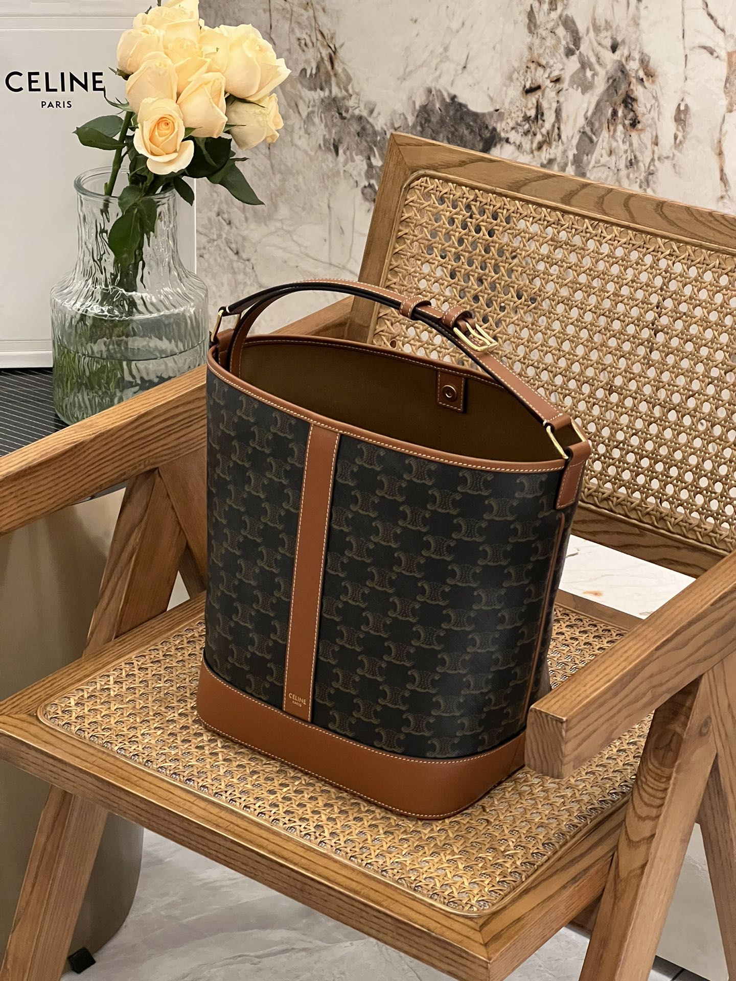 NO:197708,Genuine grade ce medium bucket presbyopia~ The considerate bucket is more suitable for Asian women, only with retro Arc de Triomphe pattern   imported brown cowhide, adjustable shoulder straps, snap buckle opening and closing. Arc de Triomphe is strictly controlled, completely matched with 191132 Size 30*22*13cm, Celine, celine, celine, cowhide19860909正品级 ce中号水桶老花～ 贴心的水桶更适合亚洲女性,才有复古凯旋门图案 进口棕色牛皮,可调节肩带,按扣开合. 凯旋门花位严格控制,完全对版191132 尺寸30*22*13cm,赛琳celine,celine,celine,cowhide,Bag