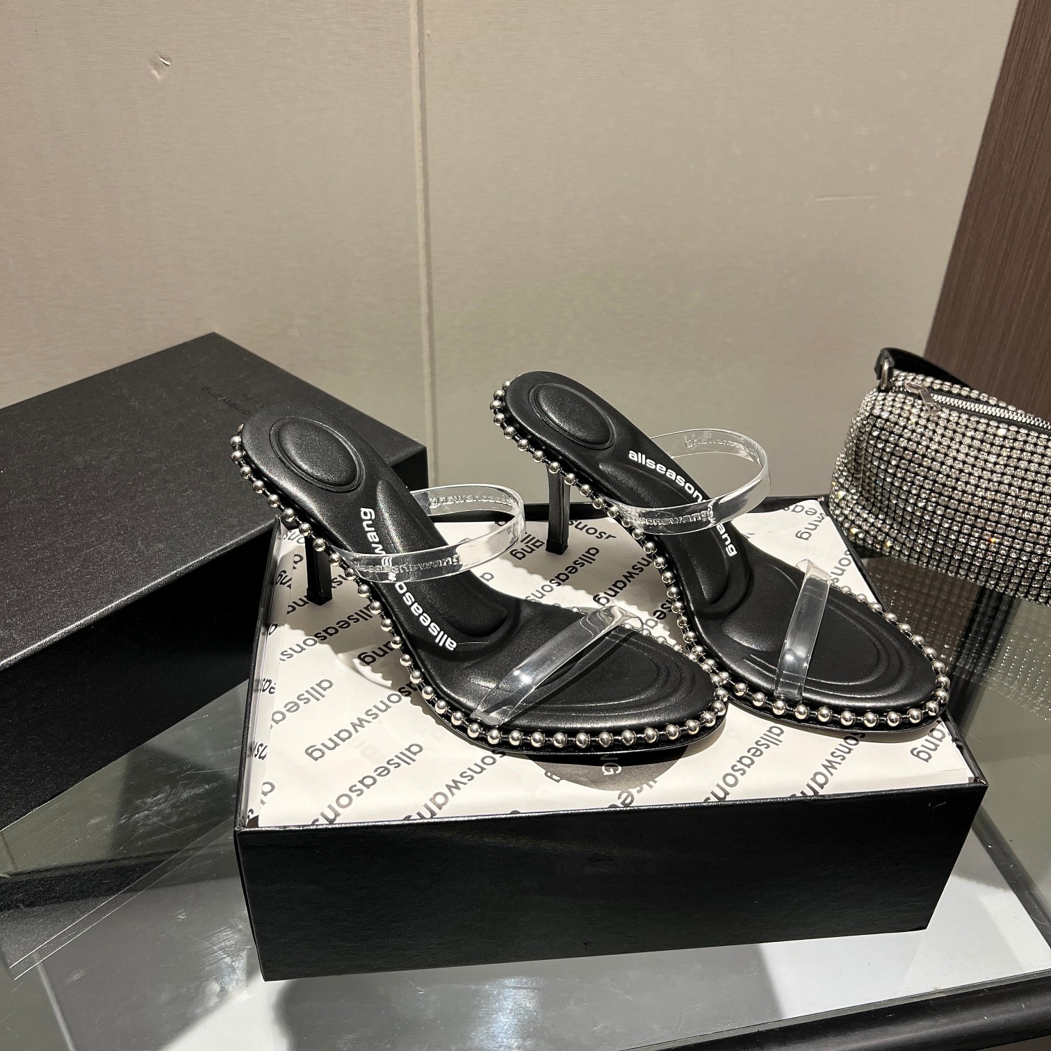 NO:229484,King New style!  High heels women's original 1:1 material. The insole with concave and convex feel with massage is paired with glue logo. It is an excellent match with the most trendy pointed toe   high elastic injection molding material queen!  Metal rhinestone sandals are really beautiful, surpassing several kitten heels in my heart, and the position is just right to expose my toes. It is really sexy~The letter logo design is very special!  Original imported rhinestone letter metal buckle, original soft fabric fabric (soft and delicate) is super stable and easy to control!  Upper black, white, apricot, three colors imported cowhide, imported silk satin heel height 8cm 6.5cm original Italian imported perm leather outsole size 35-39 (34.40.41.42.43 can be customized), high heels, alexander wang, sandals, high heels, cowhide, silk fabric, Leather soles19860909大王 新款！高跟鞋女士原版1:1的材料 凹凸感带按摩的鞋垫配上注胶 Logo 搭配最潮尖头 高弹注塑材质女王的绝佳搭配！金属水钻饰扣凉鞋,美是真的美,超越了心里好几款小猫跟,位置刚好可以露脚趾 真的很sexy～字母logo设计很特别！原厂进口水钻字母金属吊扣,原厂柔软织物面料（柔软细腻）超级稳很好驾驭！ 鞋面黑色,白色,杏色,三个色 垫脚进口牛皮,进口绸缎 跟高8cm 6.5cm 鞋底原版意大利进口透染真皮大底 码数35-39（34.40.41.42.43可定做）,高跟鞋,alexander wang,sandals,high heels,cowhide,silk fabric,Leather soles,Women's Shoes